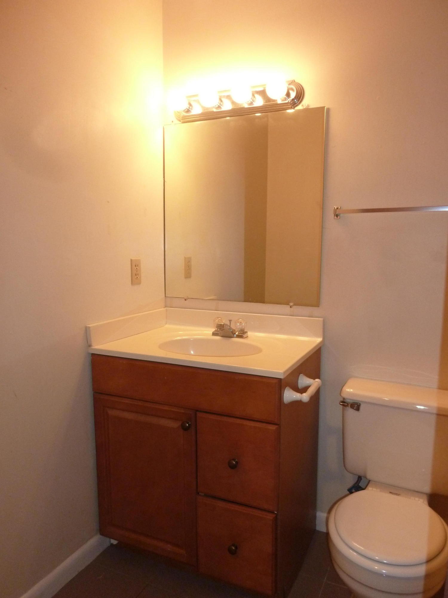 WHISPERING LAKES ESTATES - Residential Lease