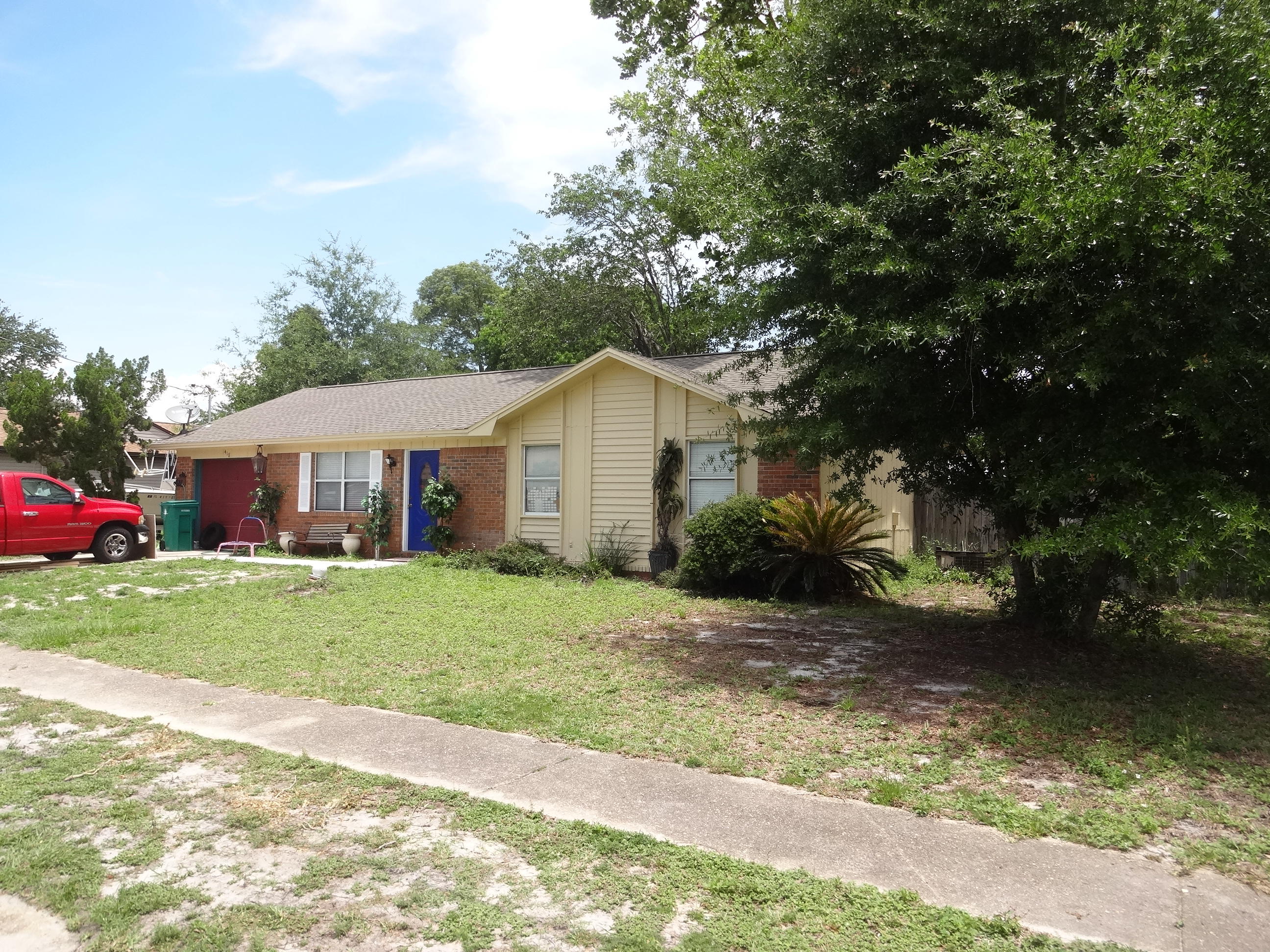 SHORT SALE in the heart of Destin.
Excellent investment opportunity. Property needs work and is being offered ''As-Is''. Travertine flooring has been installed in living and kitchen. Location central to shopping, schools, restaurants, the Gulf of Mexico and Joes Bayou; All within a mile from this home.