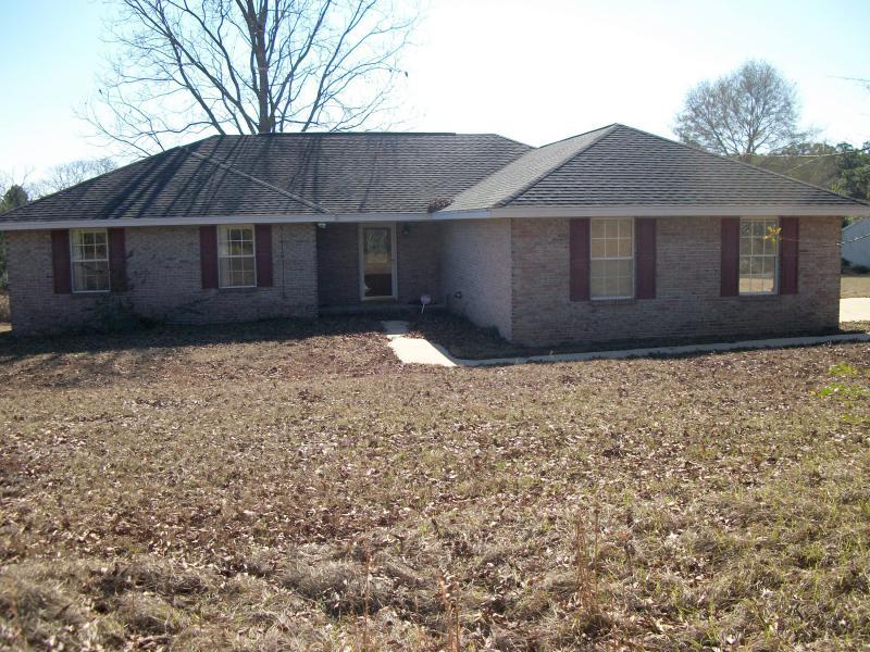 Nice 3- bedroom 2 bath open floor plan with indoor laundry Fresh paint and all new 2'' Faux blinds. Extra large 2- car garage. Available now, sorry no pets allowed.....large barn does not go with rental.