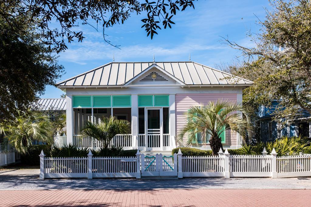 Main house- 3 bedroom, 3 bath
Guest house- 1 bedroom,  1bath