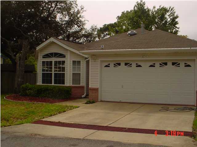 Great location in mid town Fort Walton Beach, close to both bases. 10 foot ceilings, open living room, partially fenced back yard. Laminate and cork flooring. Sorry no pets allowed and no smoking inside unit or garage.