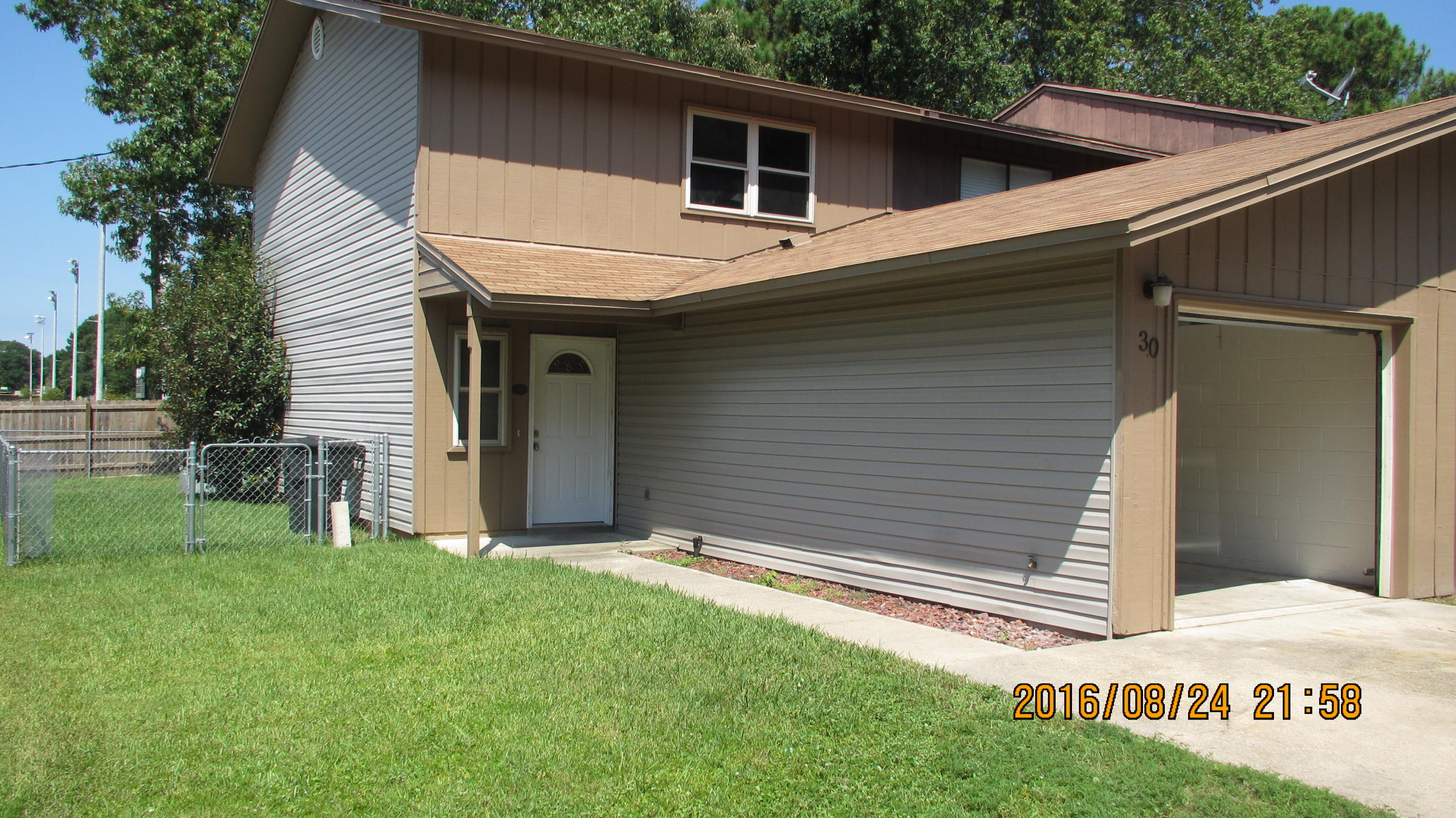 BAYWOOD T/H - Residential Lease
