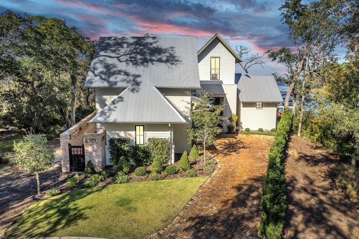 CHURCHILL OAKS - Residential