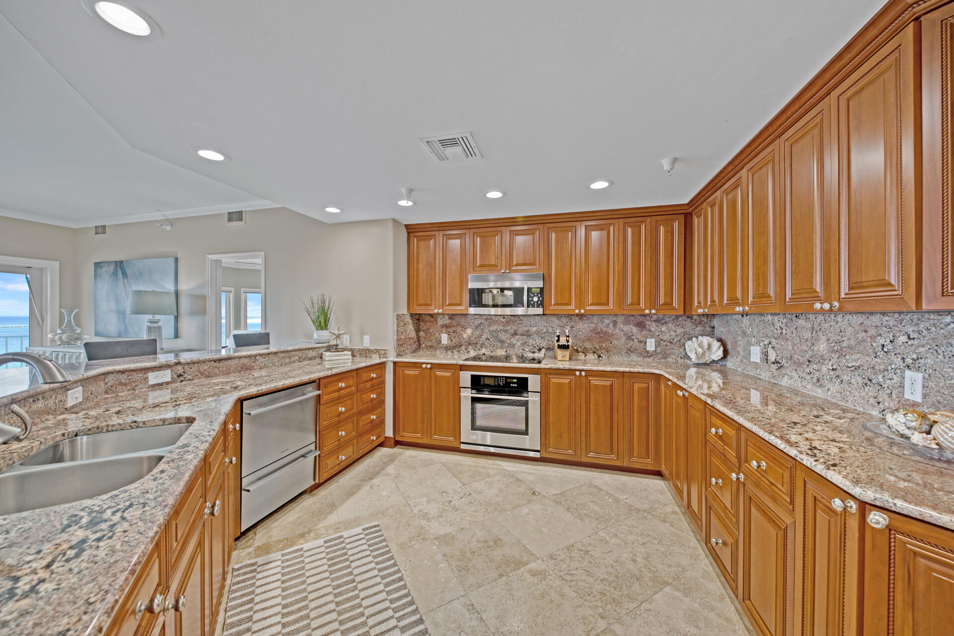 WATERVIEW TOWERS YACHT CLUB - Residential