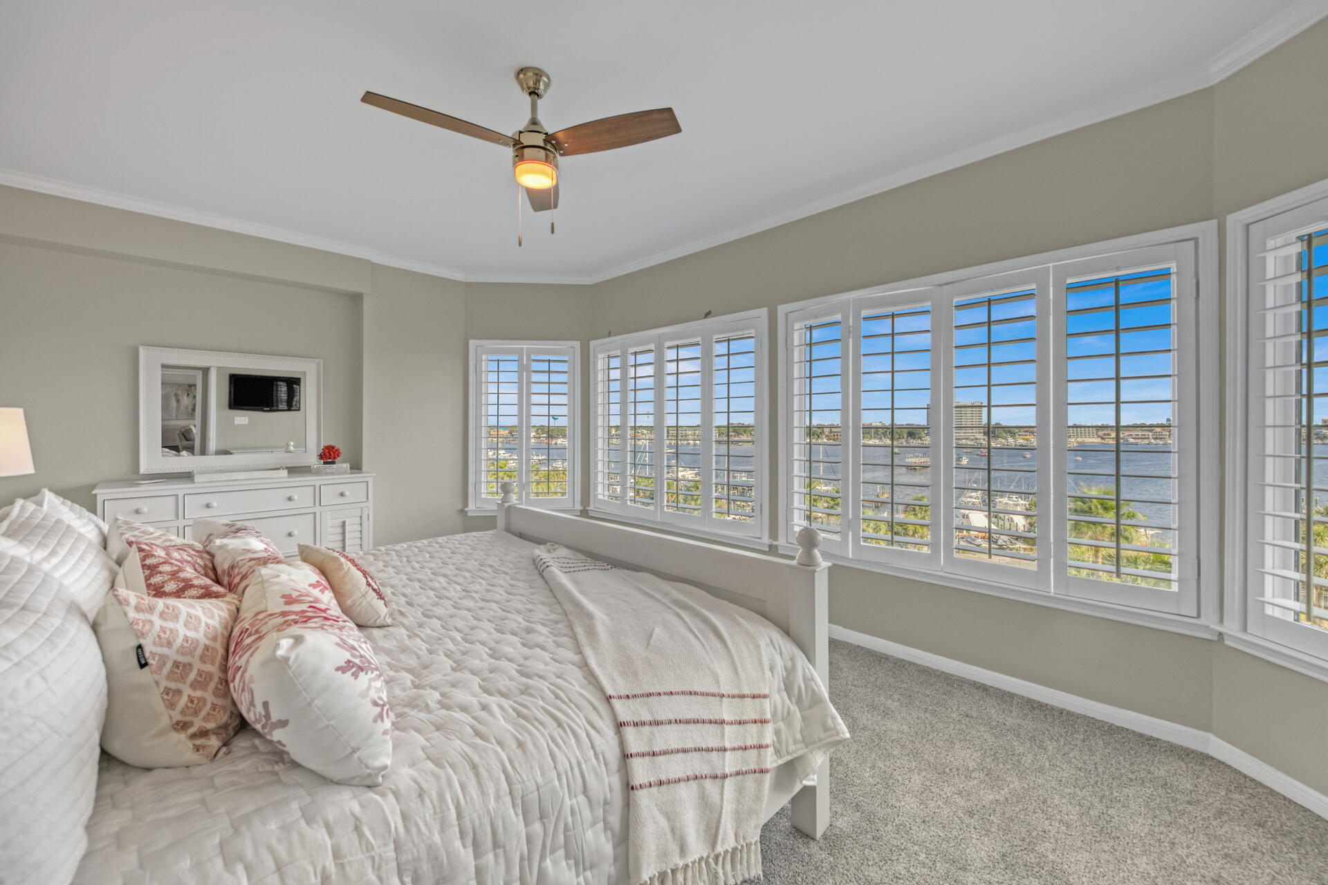 WATERVIEW TOWERS YACHT CLUB - Residential