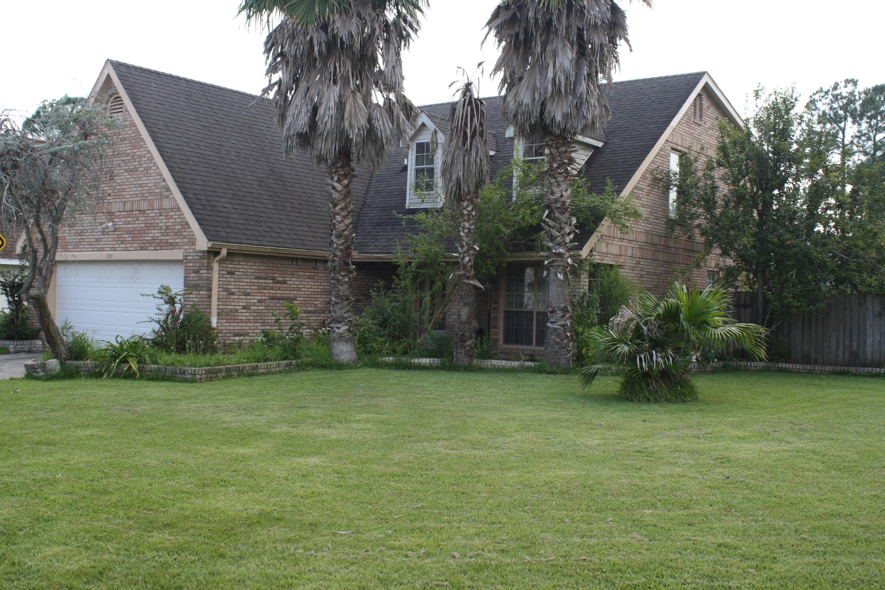 JUST REDUCED AND SELLER IS MOTIVATED TO SELL! PRICED WELL BELOW THE COMPS TO MOVE QUICKLY. GREAT OPPORTUNITY TO OWN A WONDERFUL 5 BEDROOM, 2 1/2 BATH HOME THAT IS CONVENIENTLY LOCATED BETWEEN BOTH BASES AND JUST MINUTES AWAY FROM SHOPPING, DINING, AND THE SUGAR WHITE BEACHES OF THE EMERALD COAST! SELLER JUST PUT ON A BRAND NEW ROOF ON IN JANUARY FOR $11,000. ALSO ALL NEW CARPET IN CARPETED AREAS AS OF JANUARY. PERFECT OPTION FOR LARGE OR GROWING FAMILIES AND WITH A LITTLE UPDATING AND TLC THIS COULD BE THE VALUE BUY YOU'VE BEEN LOOKING FOR!