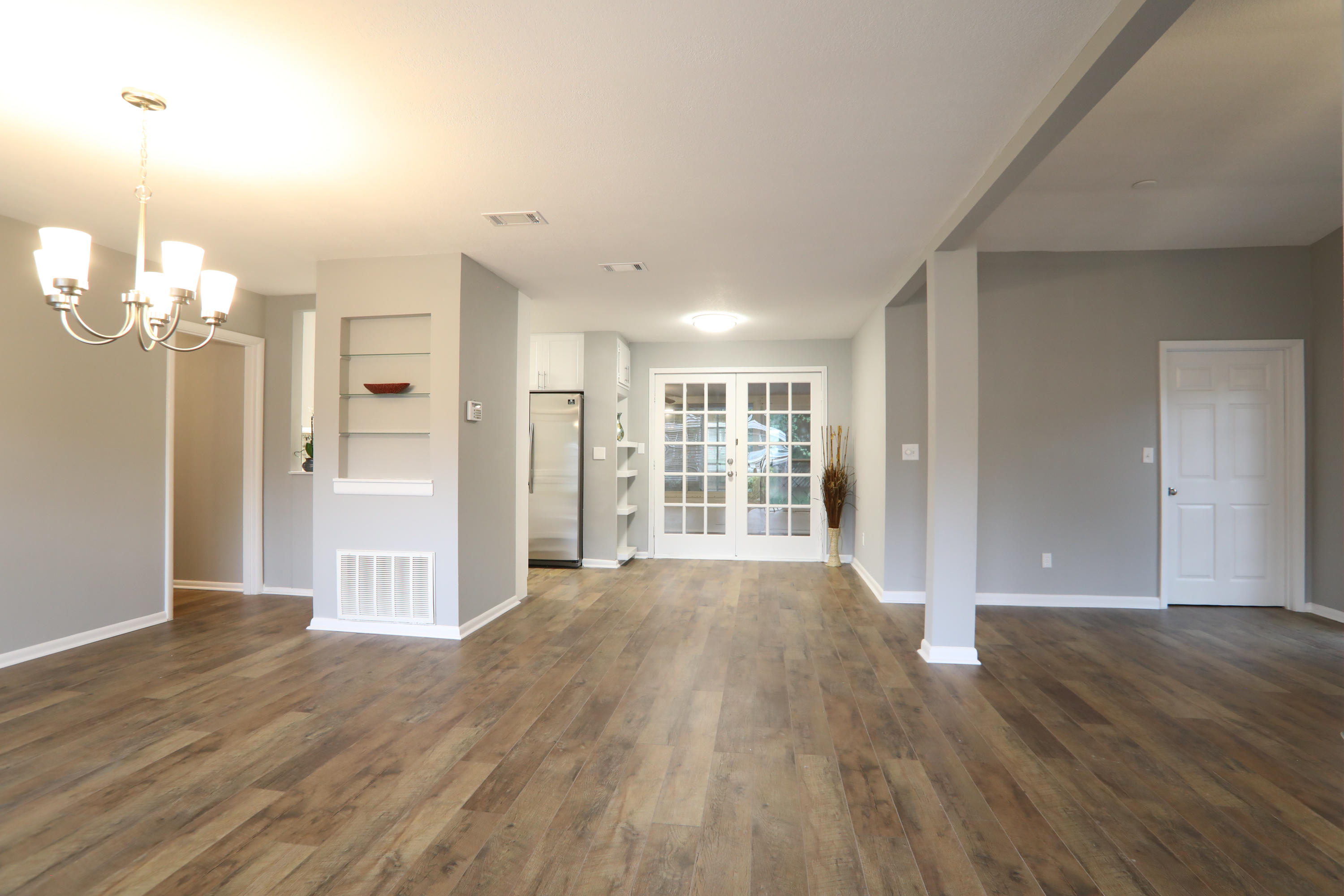 Completely Remodeled home in the heart of Ft. Walton Beach..
New kitchen cabinets with granite and stainless steel appliances,new flooring,new fan and lights, new paint in and out.
1 Bathroom but has a Jack and Jill from hallway and Master Bedroom - Cool set up.