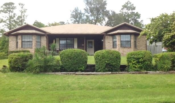 Fantastic family home conveniently located in the Woodlands of Bluewater Bay. This immaculate home features an open floor plan, with multiple living areas, spacious kitchen with both formal and informal dining areas, large laundry room, master suite fit for a king & queen, Florida room/den with views to the oversized fenced back yard. Tenant is responsible for all yard maintenance. Owner will consider pets on a case by case basis with a non-refundable pet fee and a refundable pet deposit. Any pet must be spayed/neutered and housebroken, NO puppies! NO SMOKING! Any person 18 years old or older must fill out separate applications. Tenants are required to have and maintain renter's liability insurance while occupying the home.