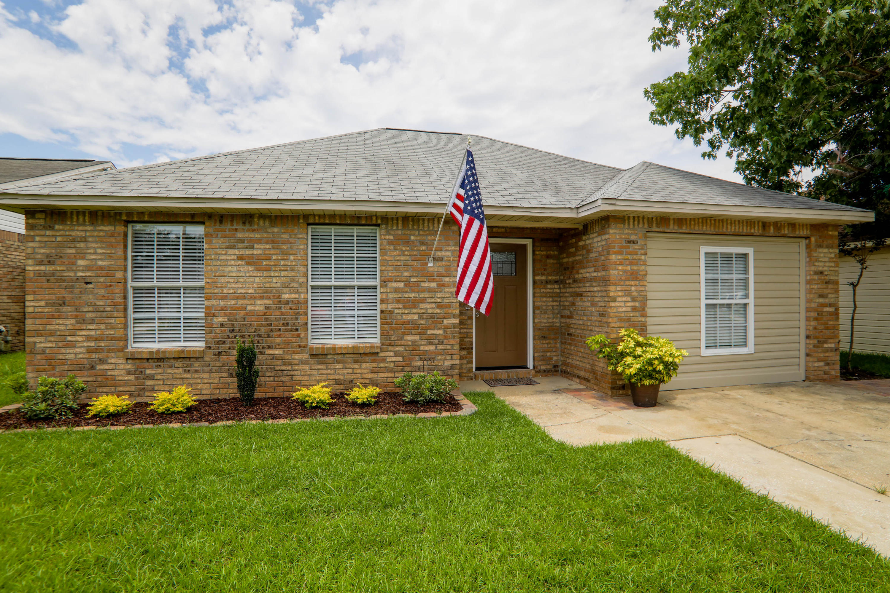 COMPLETELY remodeled, NEW A/C, NEW water heater, NEW cabinets, NEW counter tops, NEW kitchen, NEW bathroom, NEW flooring!! Located in the Heart of Destin, this 3 Bedroom 2 Bathroom has NO HOA!! Close to beaches, shopping, nightlife, and restaurants! Seller is offering $2,000 in closing assistance with preferred lender Element Funding.