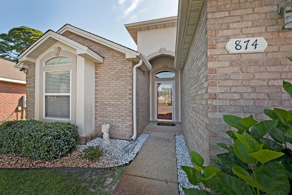 9/30 Open House Cancelled! Welcome to this immaculate cottage home! Warm and inviting, has everything you need and nothing you don't. Great use of every square foot of space along with a tidy fenced yard. The kitchen includes tons of workspace in beautiful dark granite. Classic roomy cabinets and a large pantry store all of your cooking needs. Extras since 2013 include; new fence, complete gutters, new lawn pump,sprinkler system and new sod. Attic flooring for lots of storage above the garage. New roof 2013, and complete fresh coat of paint.
High ceiling in the family room and eat-in breakfast room allows lots of natural light. Trey ceiling in Master and Vaulted ceiling in front bedroom add charm. The garage has extra space for your tools and workbench. Transferrable termite Bond.