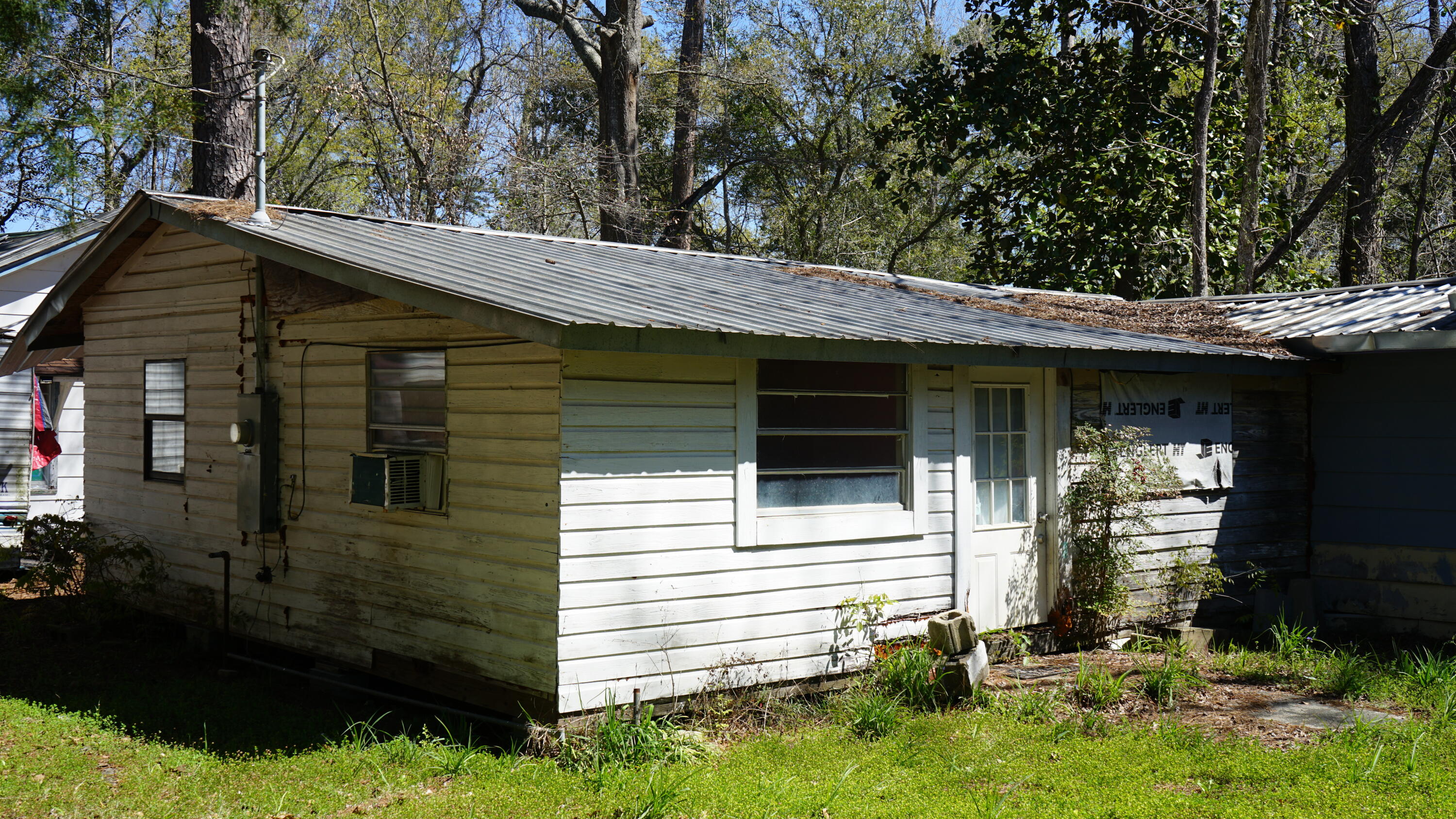 Looking for an investment opportunity?  The home sits on a spacious 0.267-acre lot, giving you room to enjoy outdoor living.

One major plus—this property is NOT IN A FLOOD ZONE, offering peace of mind and added value. Conveniently located by shops, restaurants, and schools, this home is in a prime spot for rental potential or a personal residence.

Whether you're looking to add to your investment portfolio or find a home to make your own, this property has plenty of potential. Don't miss out on this opportunity!





Schools :
Elementary - Kate M. Smith Elementary
Middle - Roulhac Middle School
High - Chipley High School
