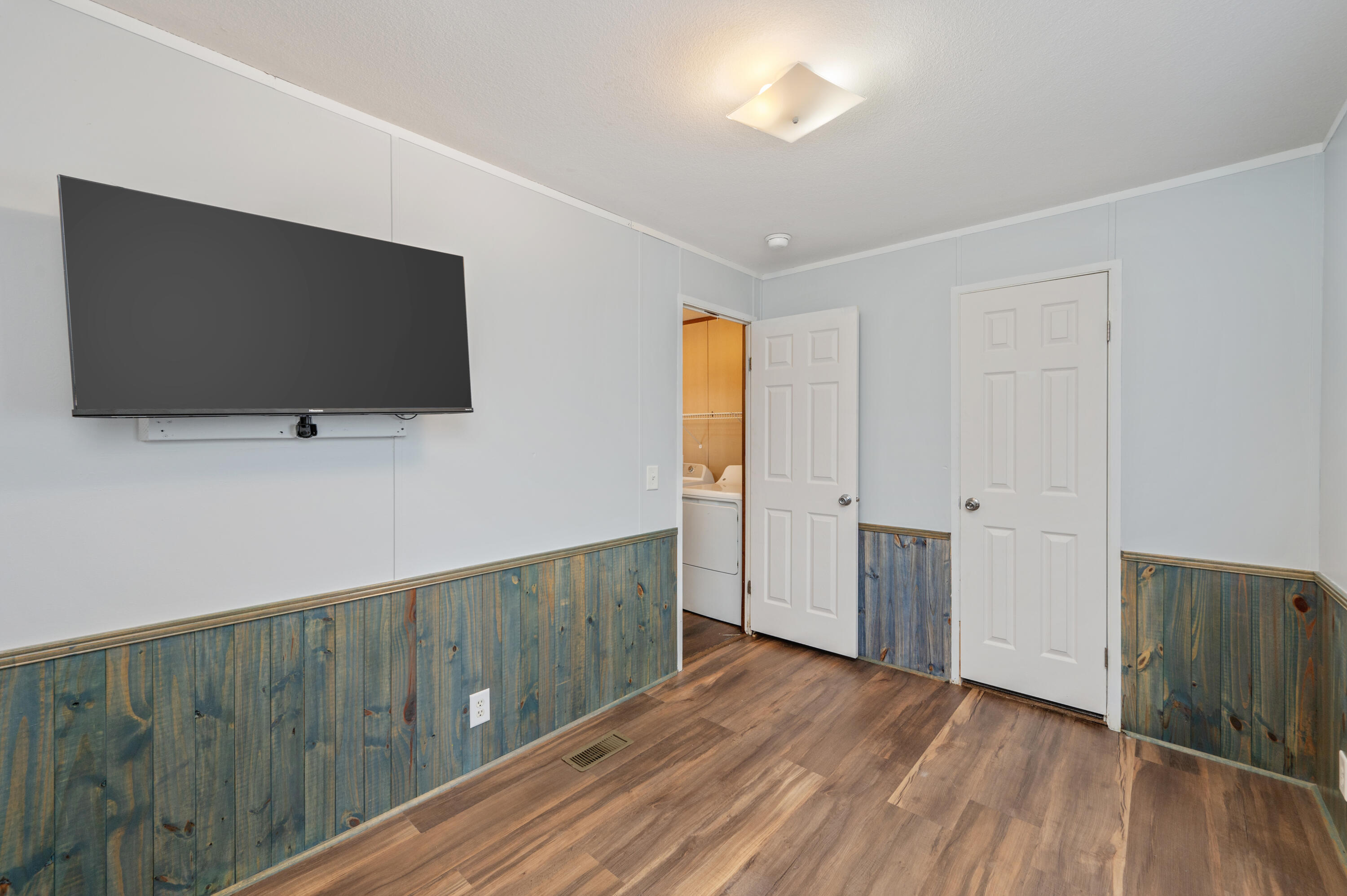 EMERALD SHORES - Residential Lease