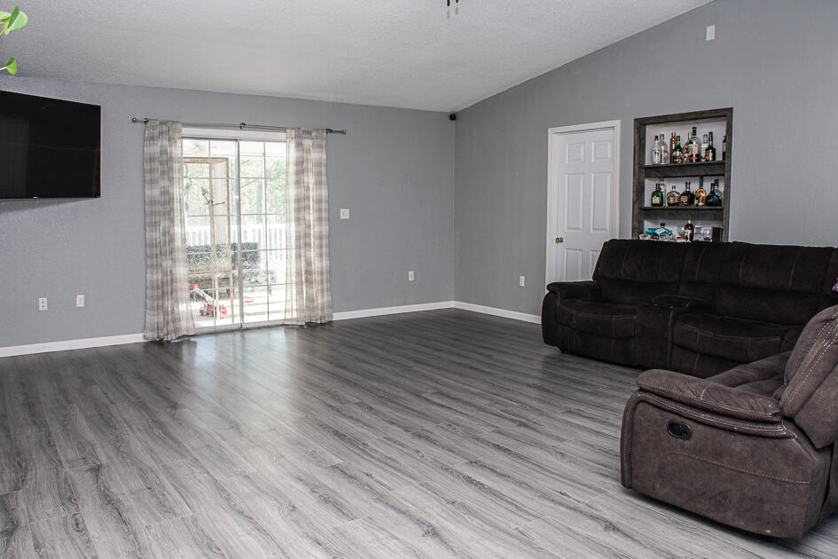 COUNTRYVIEW ESTATES 1ST ADDN - Residential Lease
