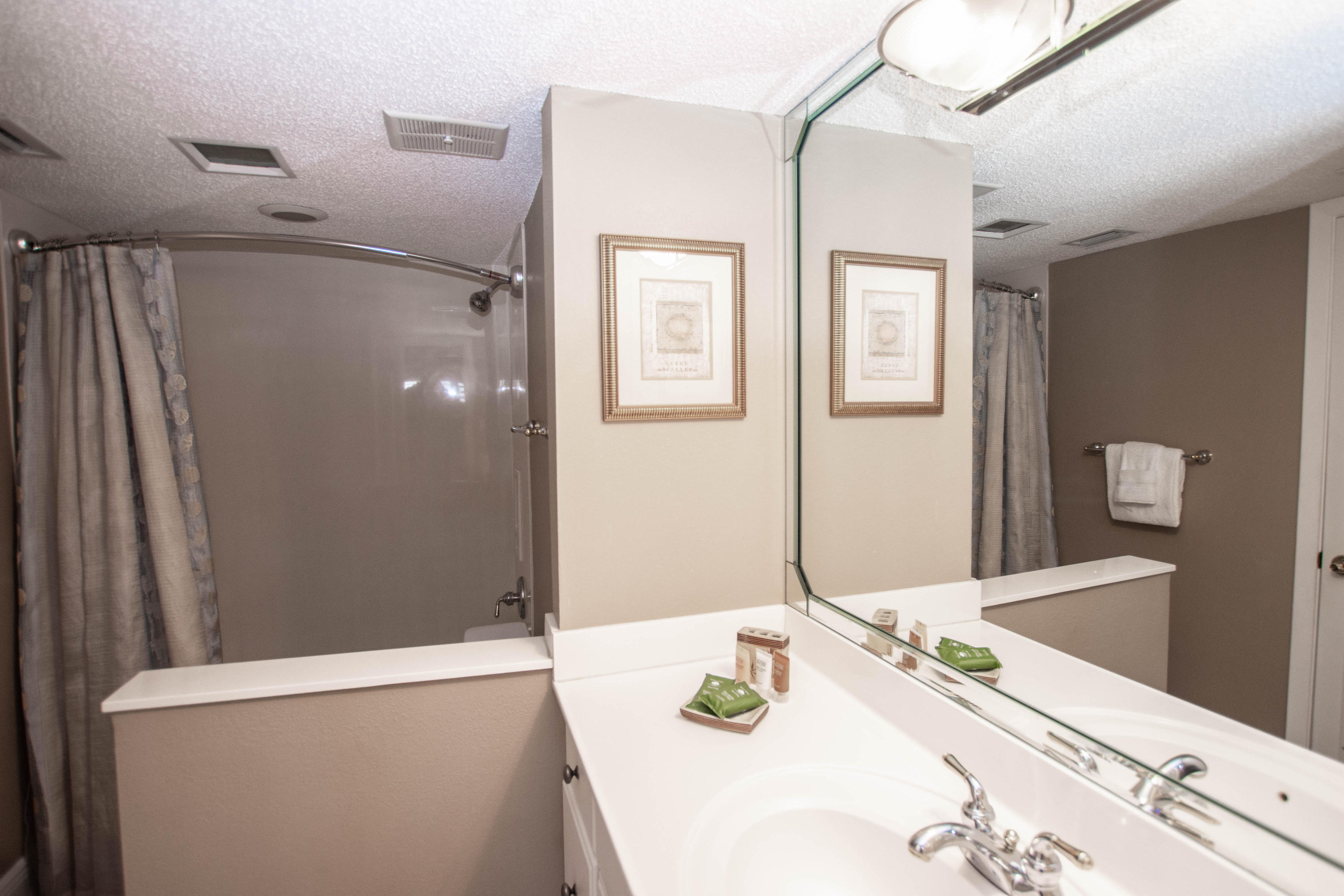 BEACH HOUSE CONDO PH 2 - Residential
