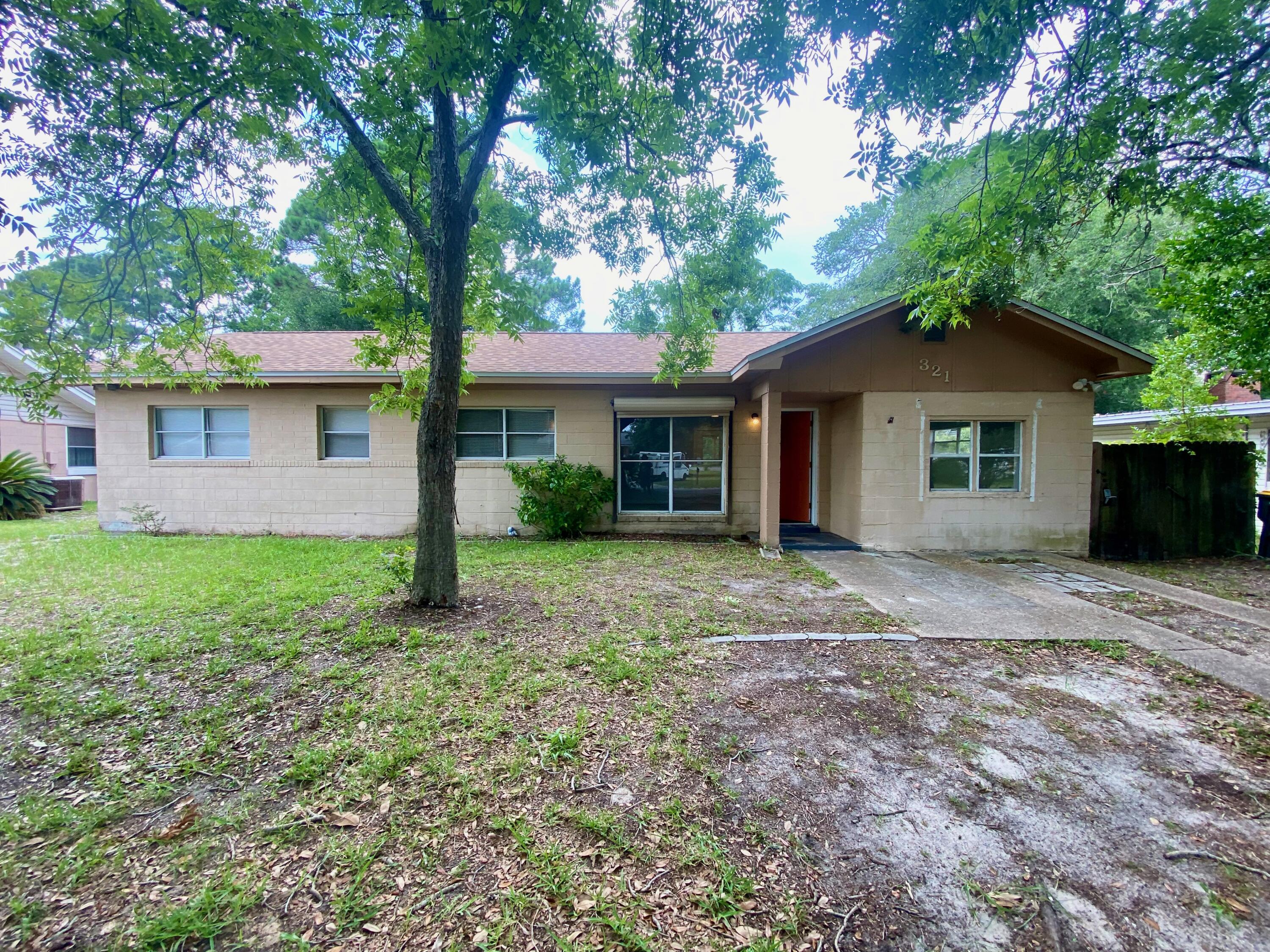 This cozy 3 bed 2 bath house in the very desirable Elliot Point neighborhood is ready for her new owners. The home has plenty of space with 3 bedrooms, a large living room, galley kitchen, bonus room and indoor laundry. There is also a covered deck off the back of the house looking onto the spacious back yard. Schedule your showing today.