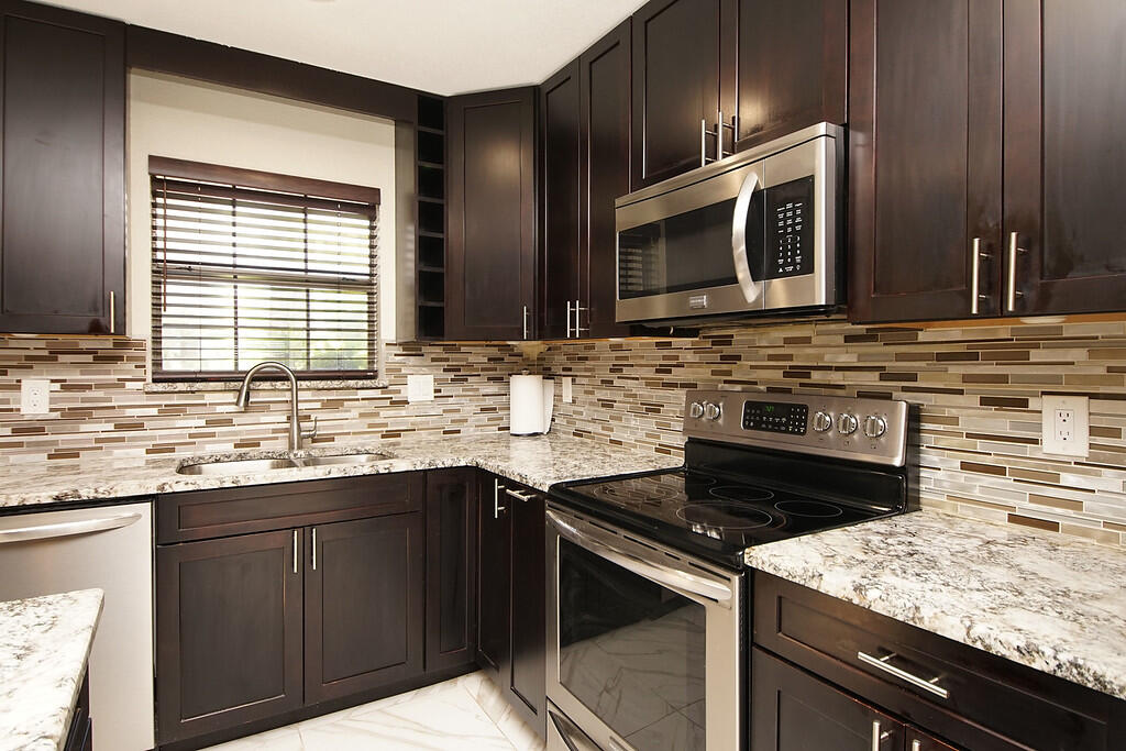 TANGLEWOOD 1ST ADDN LOT 43 BLK A - Residential