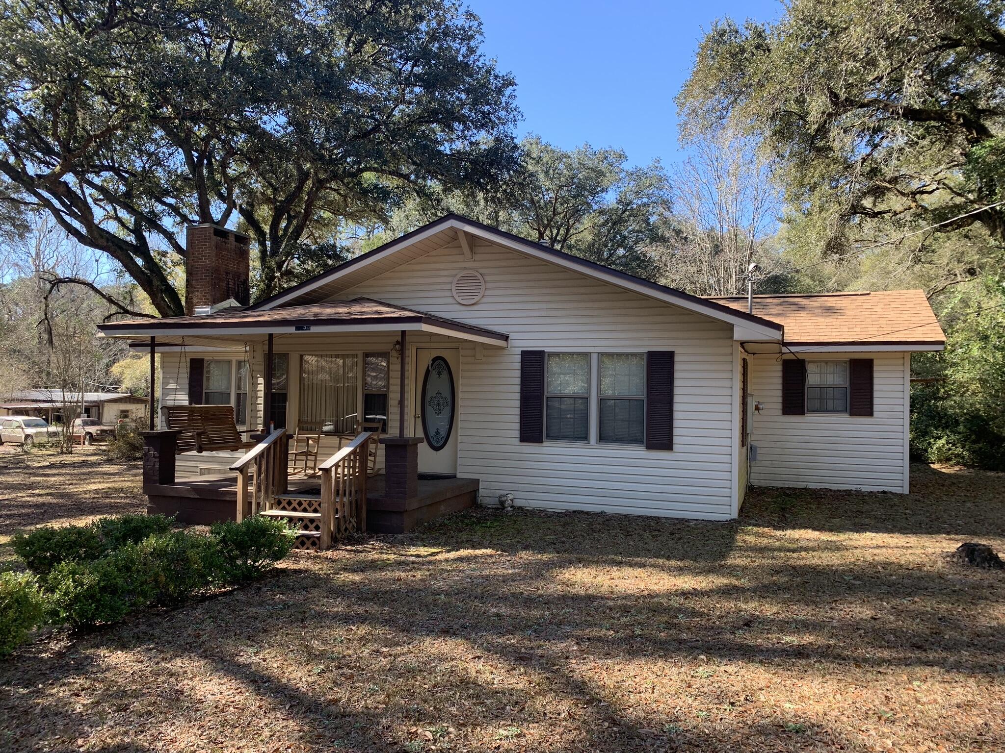 Don't miss this opportunity to call this charming house your home. Enjoy a spacious back yard and deck.
Property is not pet friendly.