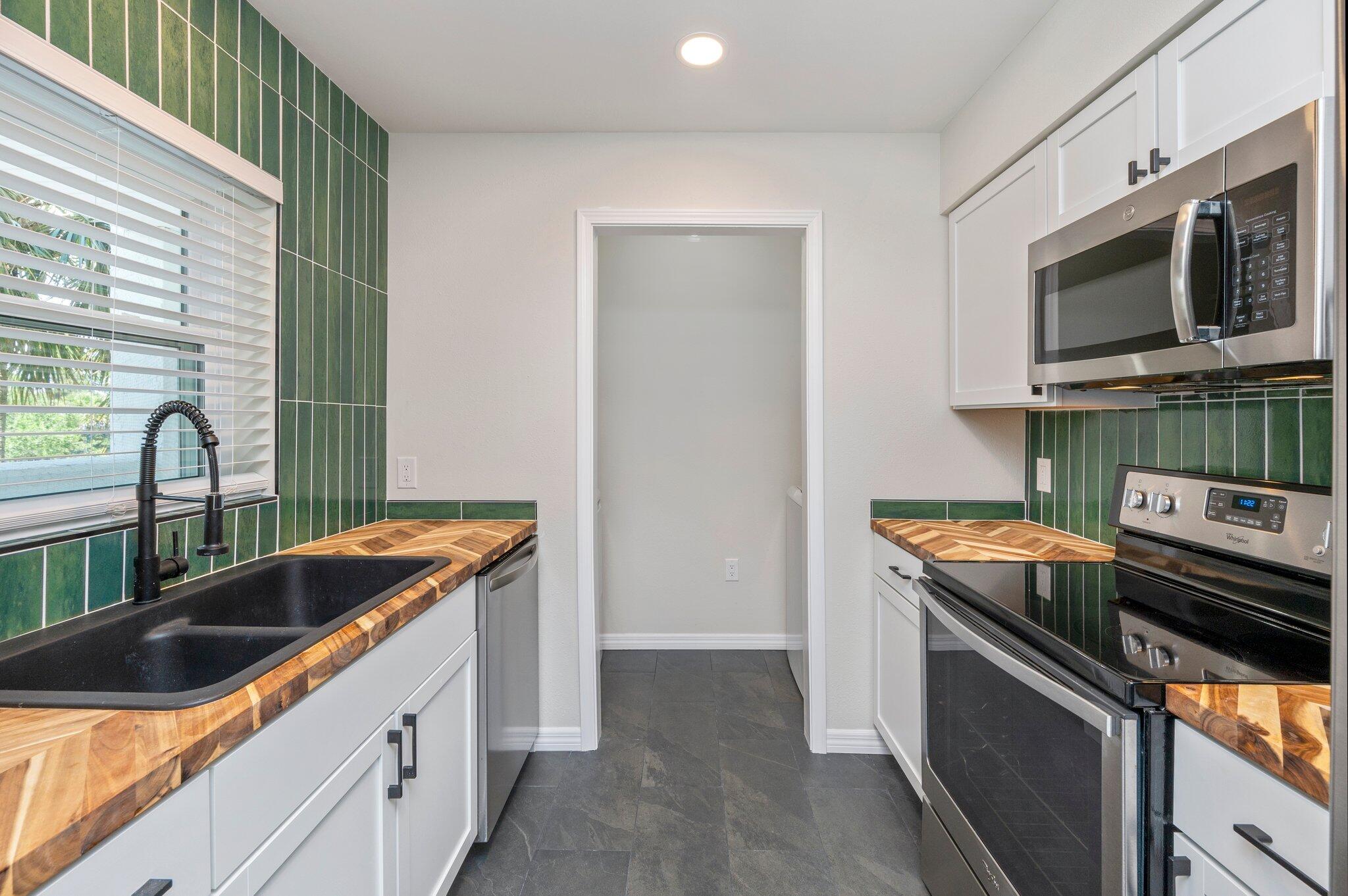 This charming 1 bedroom, 1 bathroom condo offers a modern updated kitchen, perfect for cooking and entertaining. Residents can enjoy the convenience of a washer & dryer in the unit, as well as a storage closet for extra belongings. The community features a sparkling pool, ideal for relaxing on sunny days, and a well-equipped gym for staying active. Don't miss out on this fantastic opportunity to live in a desirable location with great amenities! Call us today to schedule a showing!