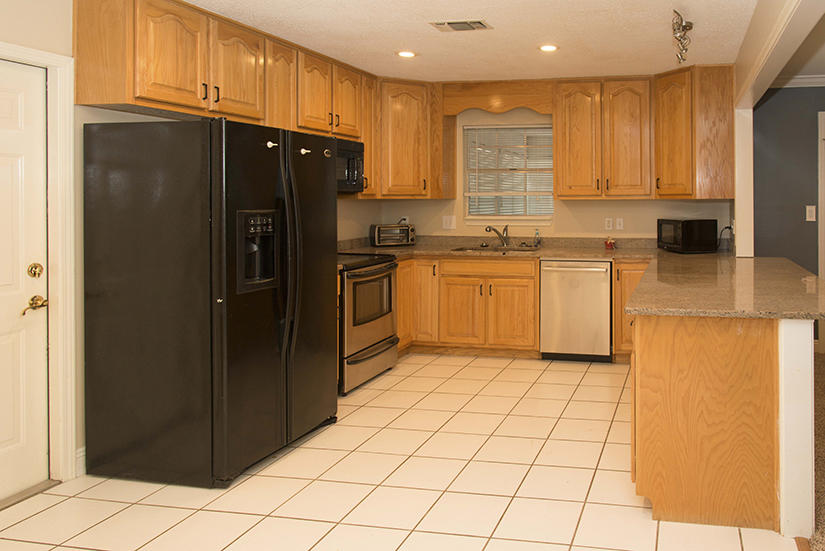 ROBLEDAL ESTATES - Residential Lease