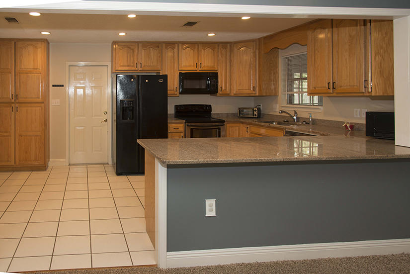 ROBLEDAL ESTATES - Residential Lease