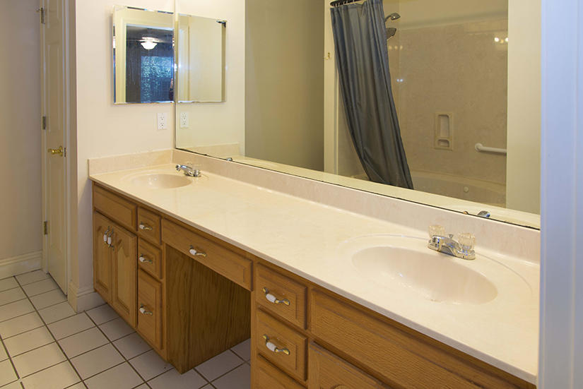 ROBLEDAL ESTATES - Residential Lease