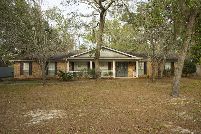 ROBLEDAL ESTATES - Residential Lease