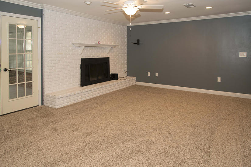 ROBLEDAL ESTATES - Residential Lease