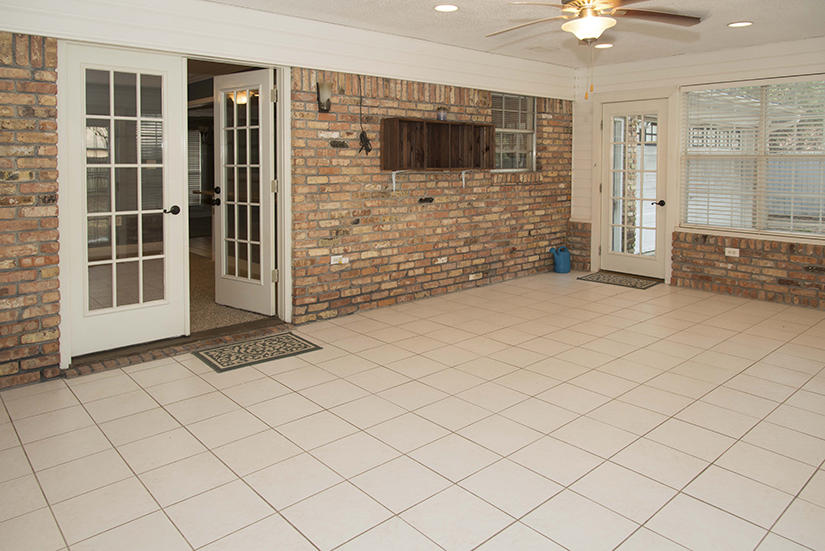 ROBLEDAL ESTATES - Residential Lease