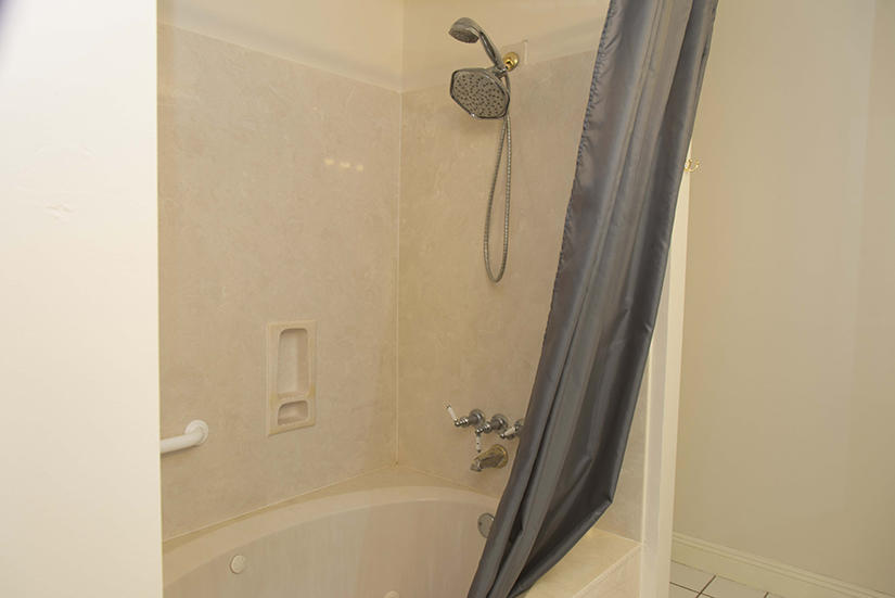 ROBLEDAL ESTATES - Residential Lease