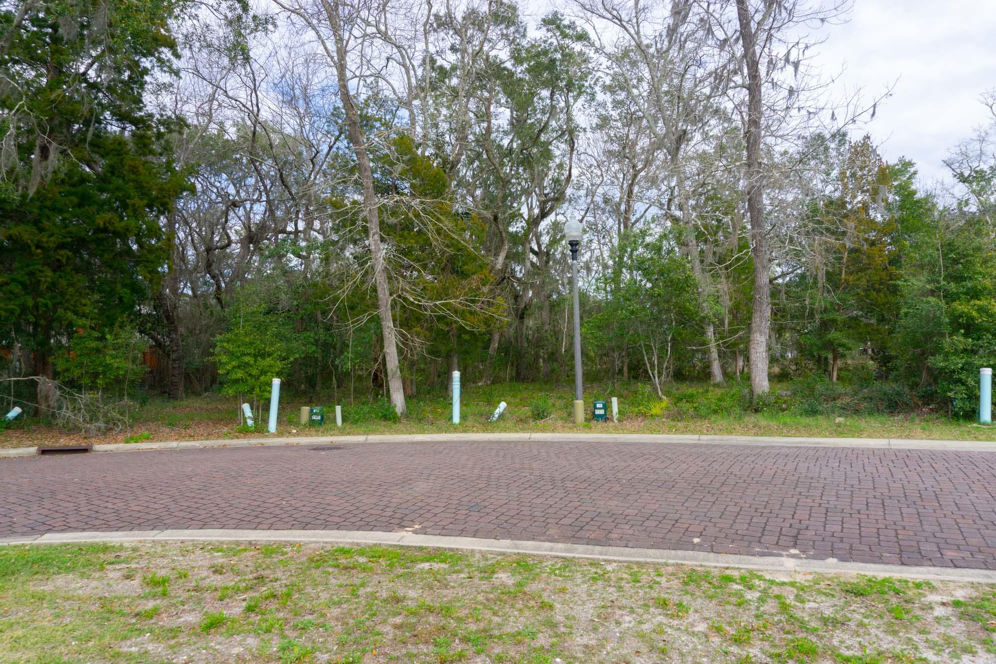 SACRED OAKS - Land