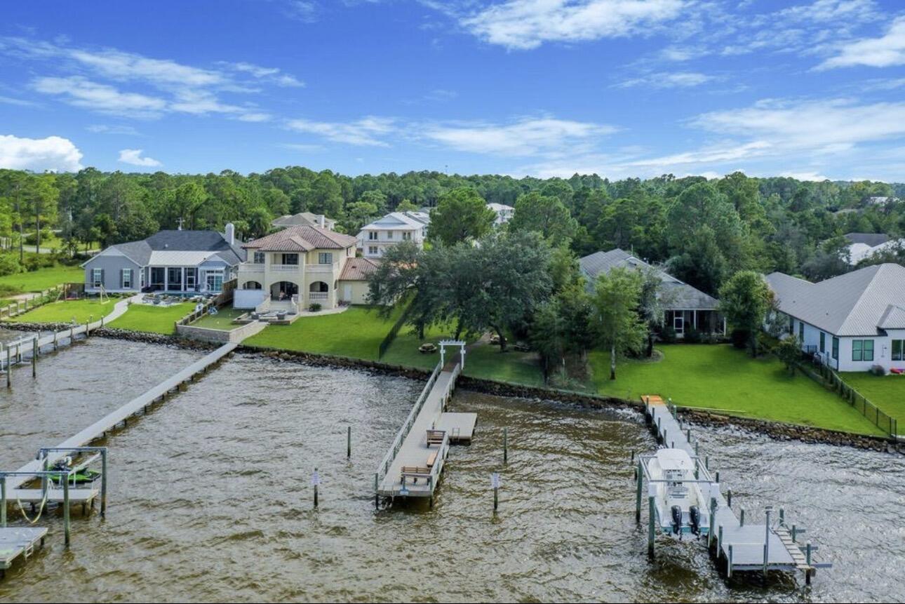 PELICAN BAY - Residential