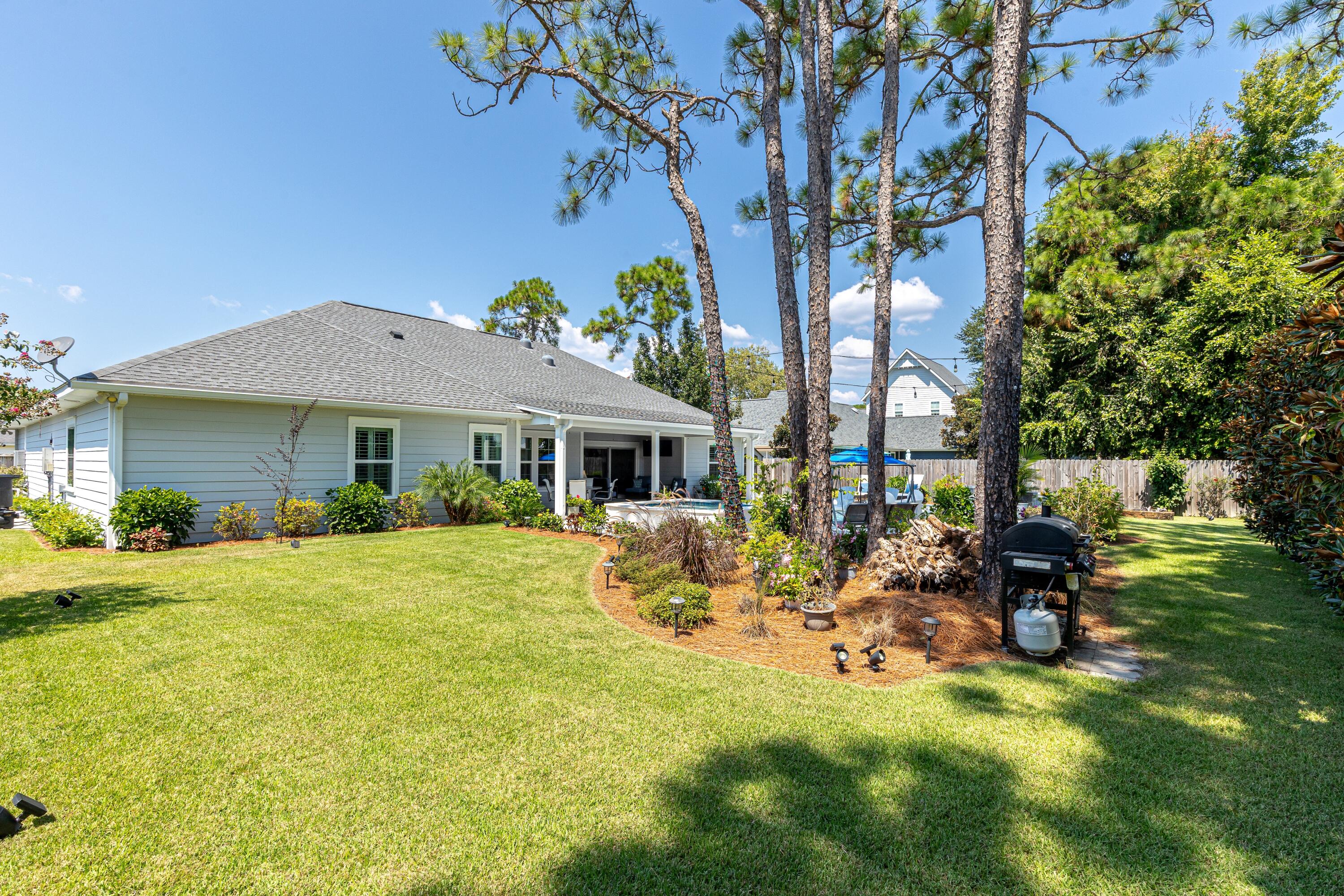 PELICAN BAY - Residential
