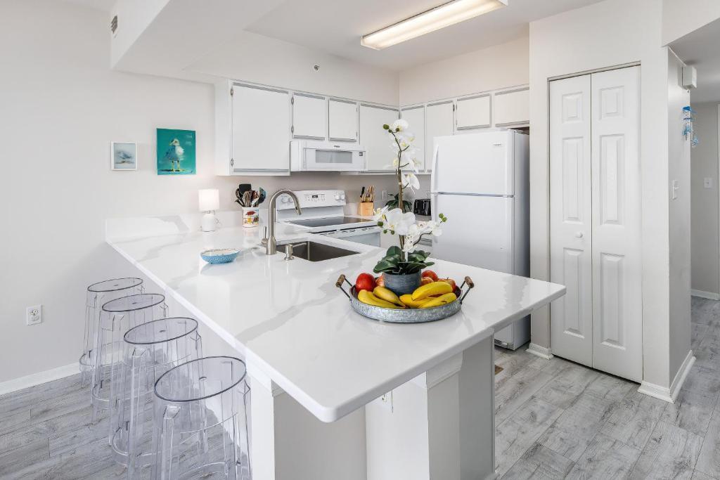 EMERALD TOWERS WEST CONDO - Residential