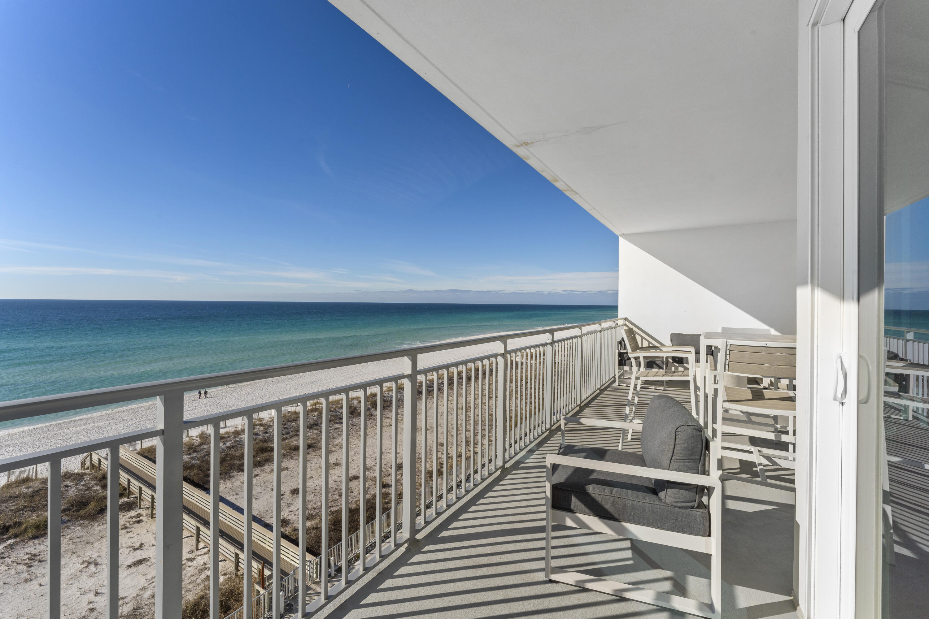 BEAUTIFUL 4 BEDROOM, TOP FLOOR OVERLOOKING GULF OF MEXICO!  Come see this, very fresh, condo overlooking the Emerald Waters.  Like new, and Fully Furnished, ready to rent or move into full-time. Strong rental history (currently $106k for 2024), deeded parking spot, storage 'cage'. Stainless steel GE appliances, 

***Buyer is responsible for personally verifying details about this property.  Any information contained in this listing is believed to be accurate but is not guaranteed.***