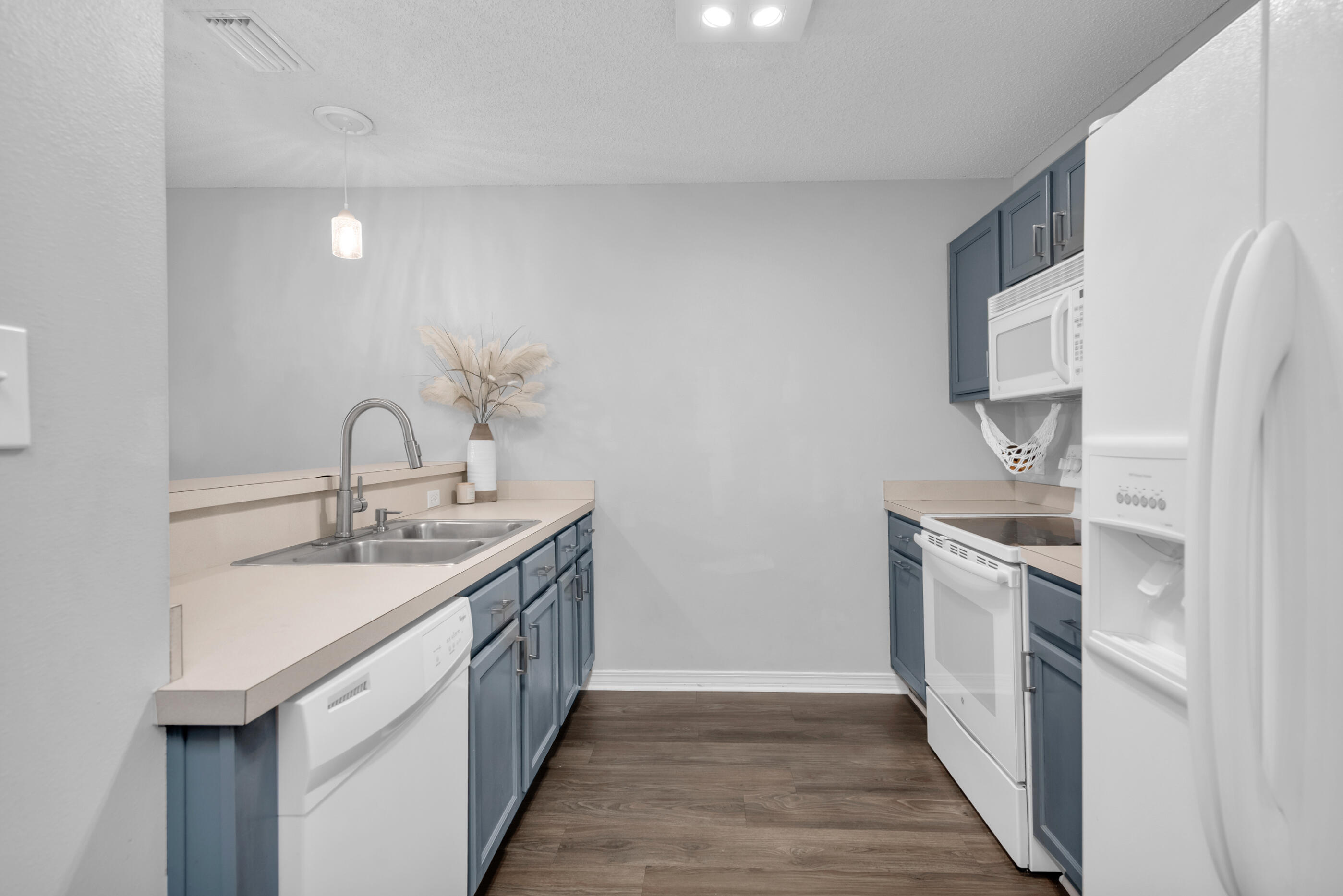 HOUSTON MANOR - Residential