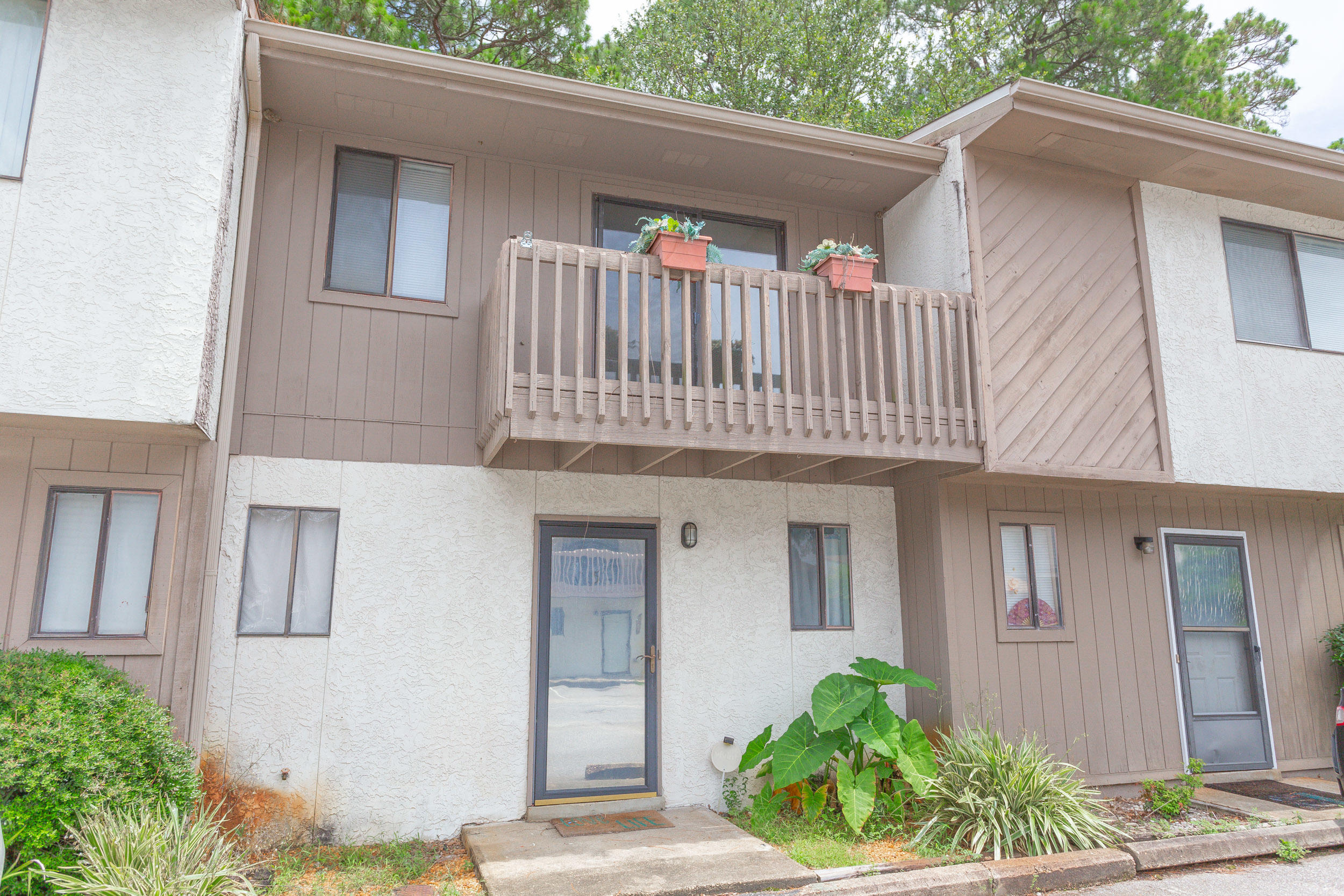 Multiple Offers, Highest and Best due by 06/15/2020 at 5PM. Perfect Starter Home conveniently located in the Middle of Fort Walton Beach, close to shops and restaurants. This Townhouse has nice Wood Flooring throughout the Down Stairs. On the second floor there is two bedrooms with Full Bath. Fenced in Back Yard with privacy fence. There is a community Pool Surrounded by Palm Trees, which is perfect to enjoy this Florida weather. Come take a look at this home before it's gone!