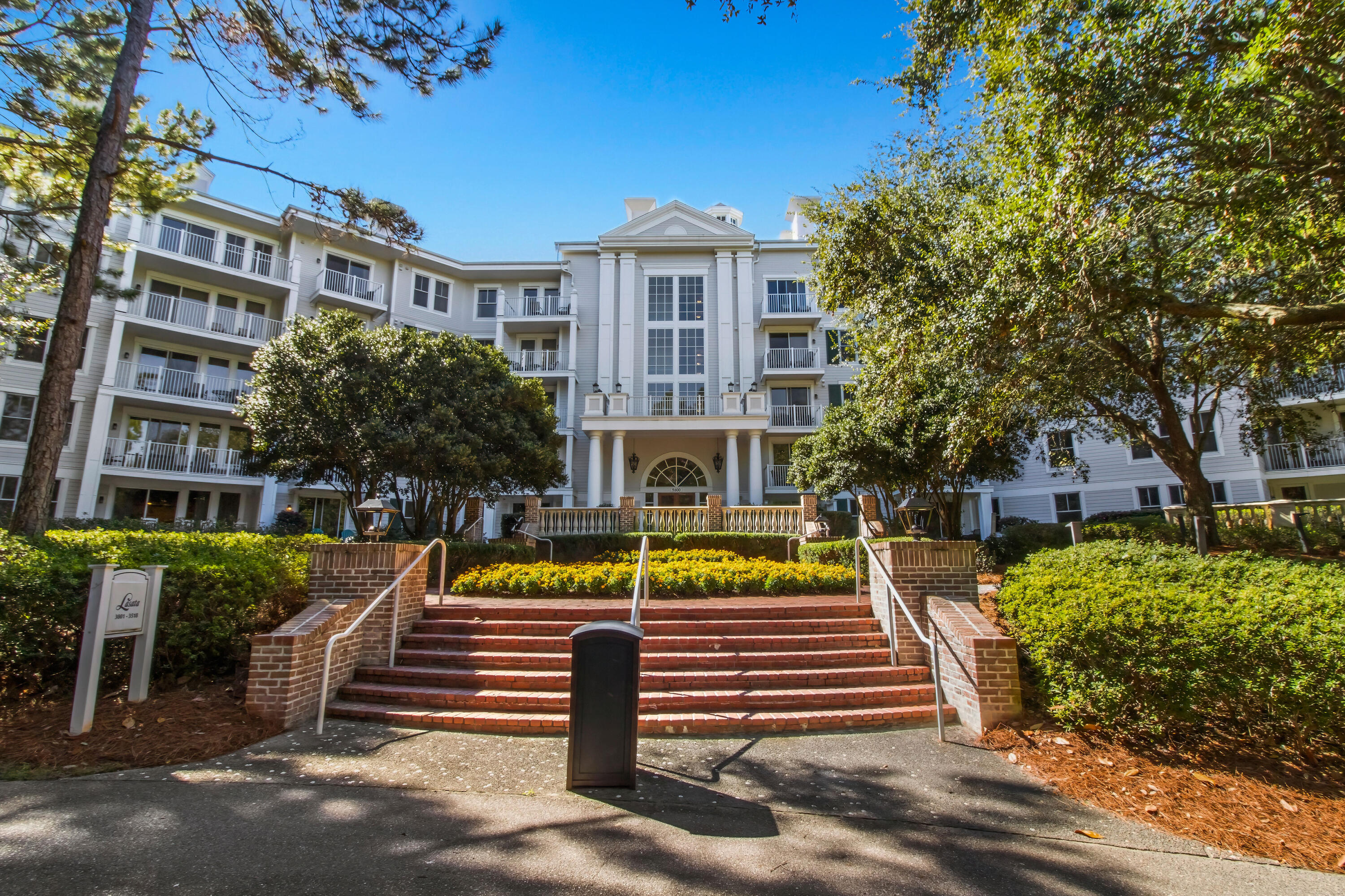 The studio you have been wanting is finally here! Take in the beauty of this gorgeous property located in the beautiful Village of Baytowne Wharf!
Coming in with strong rental income! This community has everything you could imagine!
A beautiful beach, beautiful golf courses, and restaurants right at your front door!