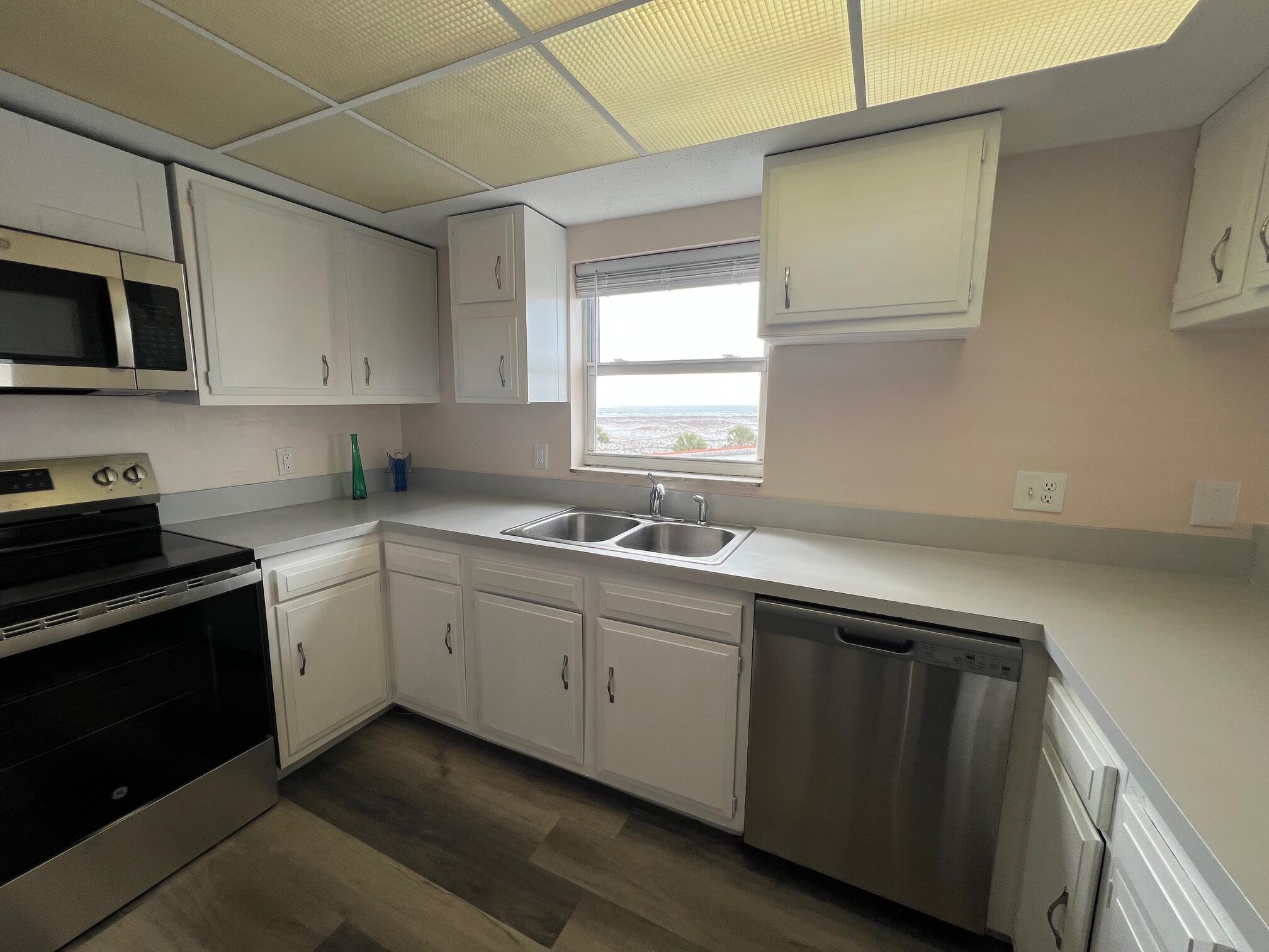 EL MATADOR CONDO - Residential