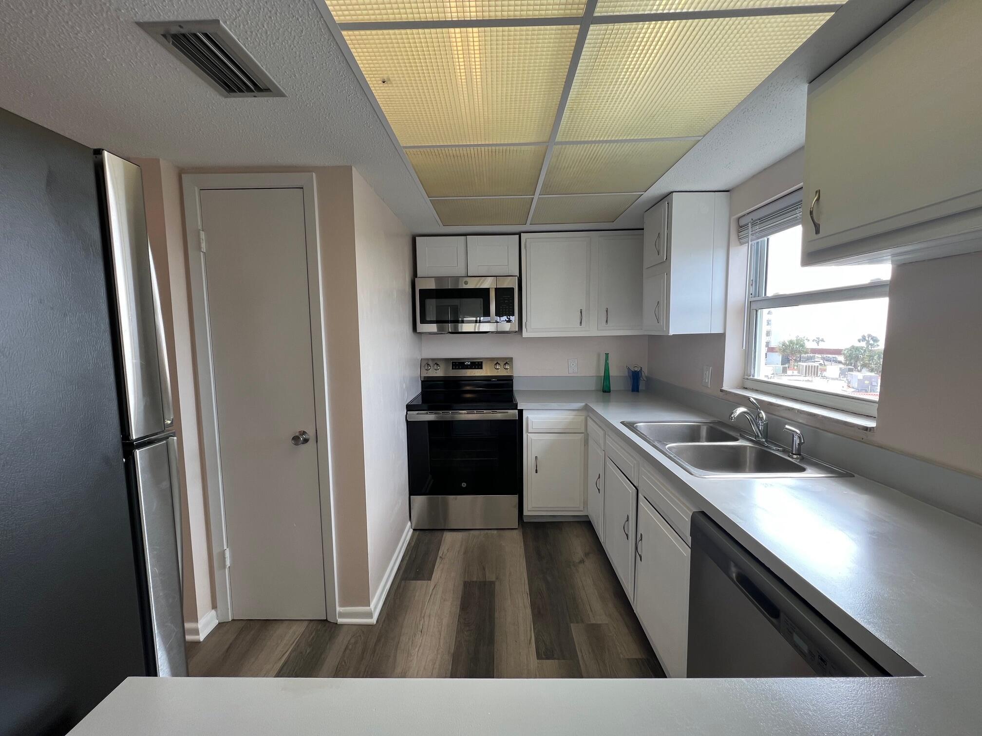 EL MATADOR CONDO - Residential