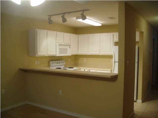 OAK PARK TOWNHOMES - Residential Lease