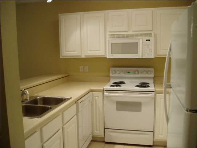 OAK PARK TOWNHOMES - Residential Lease