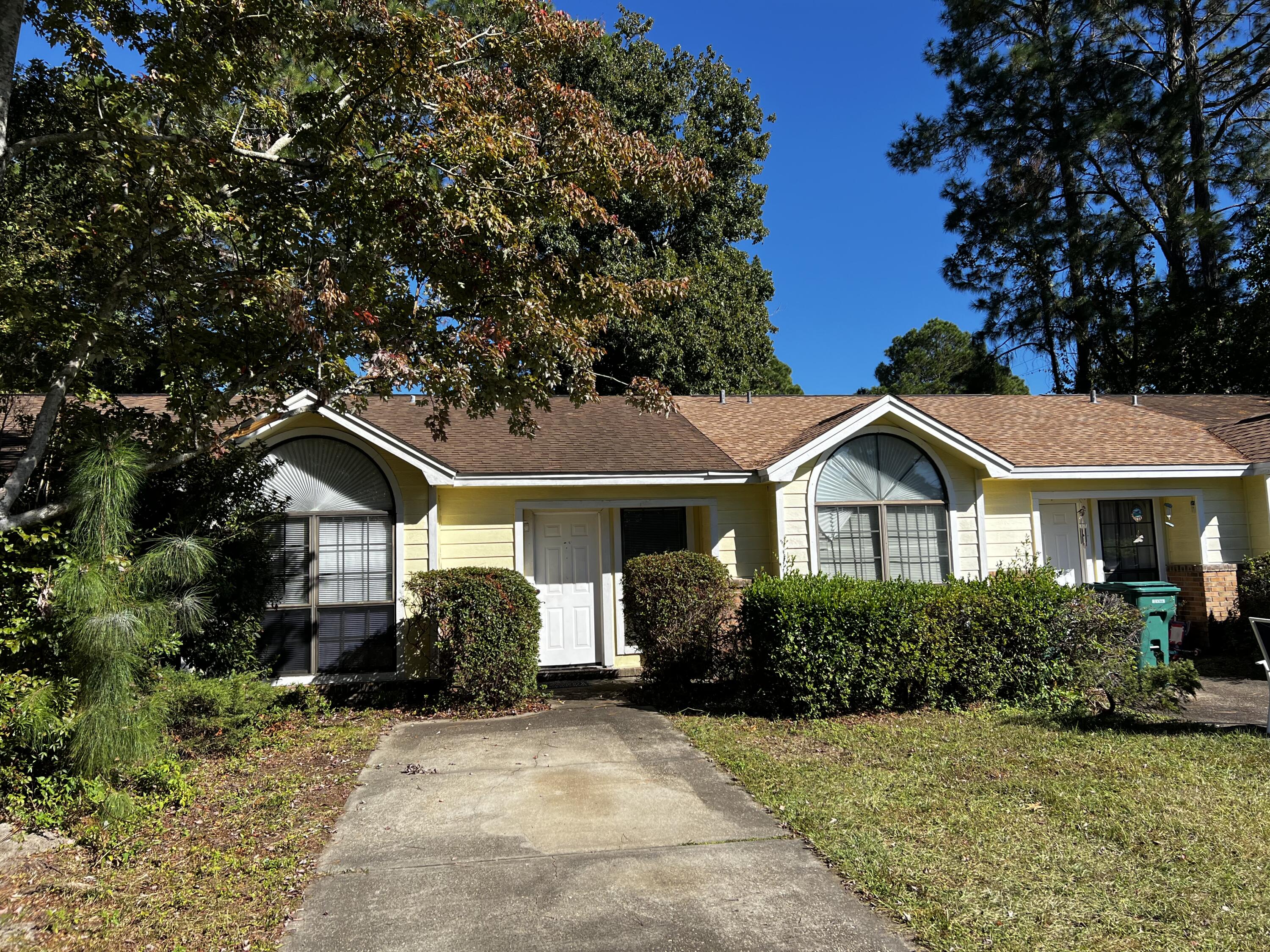 Light and Bright one story townhouse with nice fenced back yard. This unit has been freshly painted , clean and ready for you to move in! Pets upon approval with a pet fee. 

Currently offering half off October Rent.

Call our office for more information!