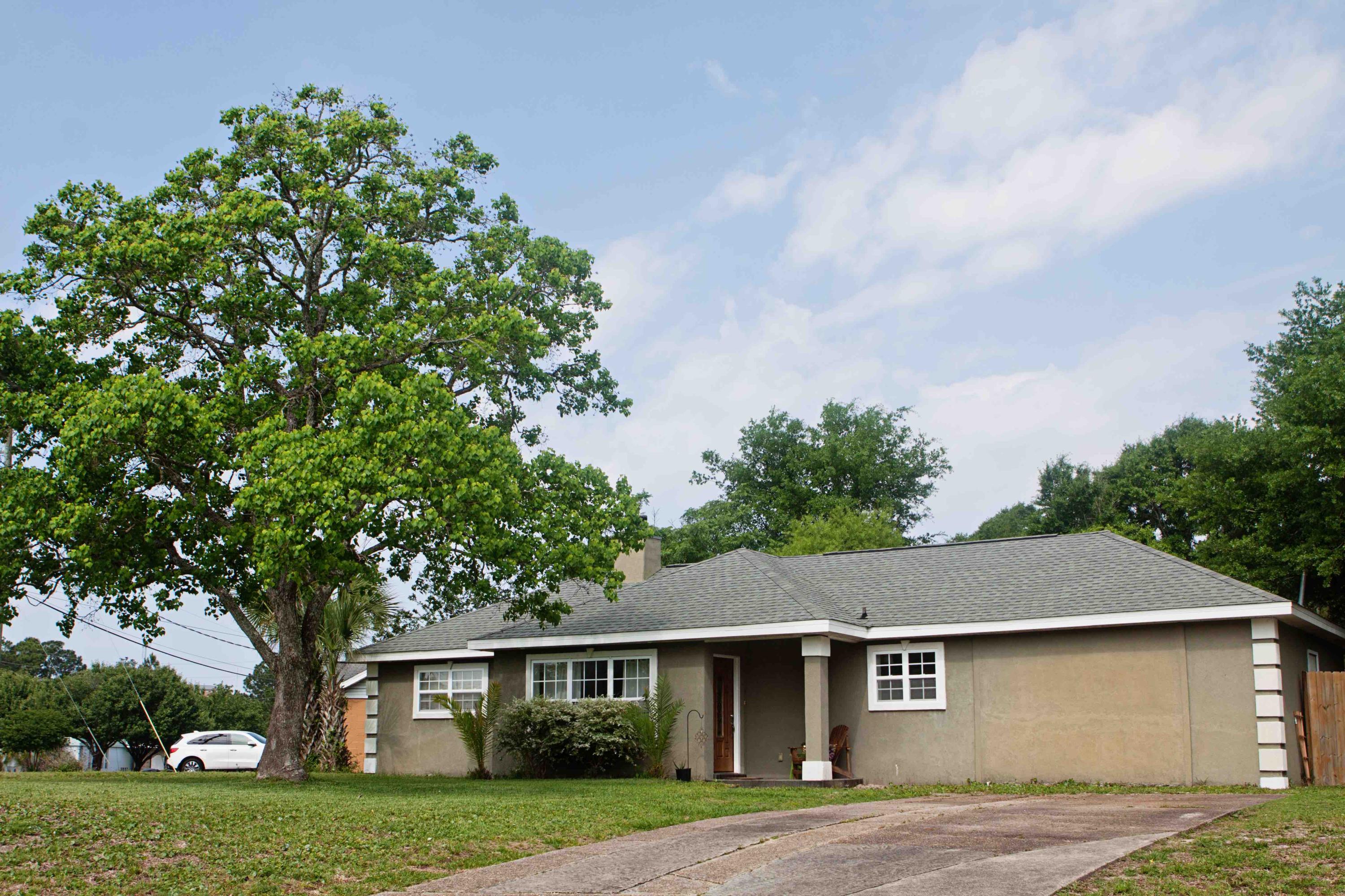 Large 4 Bedroom, 2 bathroom split floor plan home centrally located in Fort Walton Beach! Beautifully remodeled throughout with a large master bedroom. Home has a fenced in yard and additional exterior storage. Property will accept any size dogs. Sorry no cats. Call today to set up an appointment!
Property is listed for sale as well. Property will be listed for both sales/rent, until property is leased or sold.