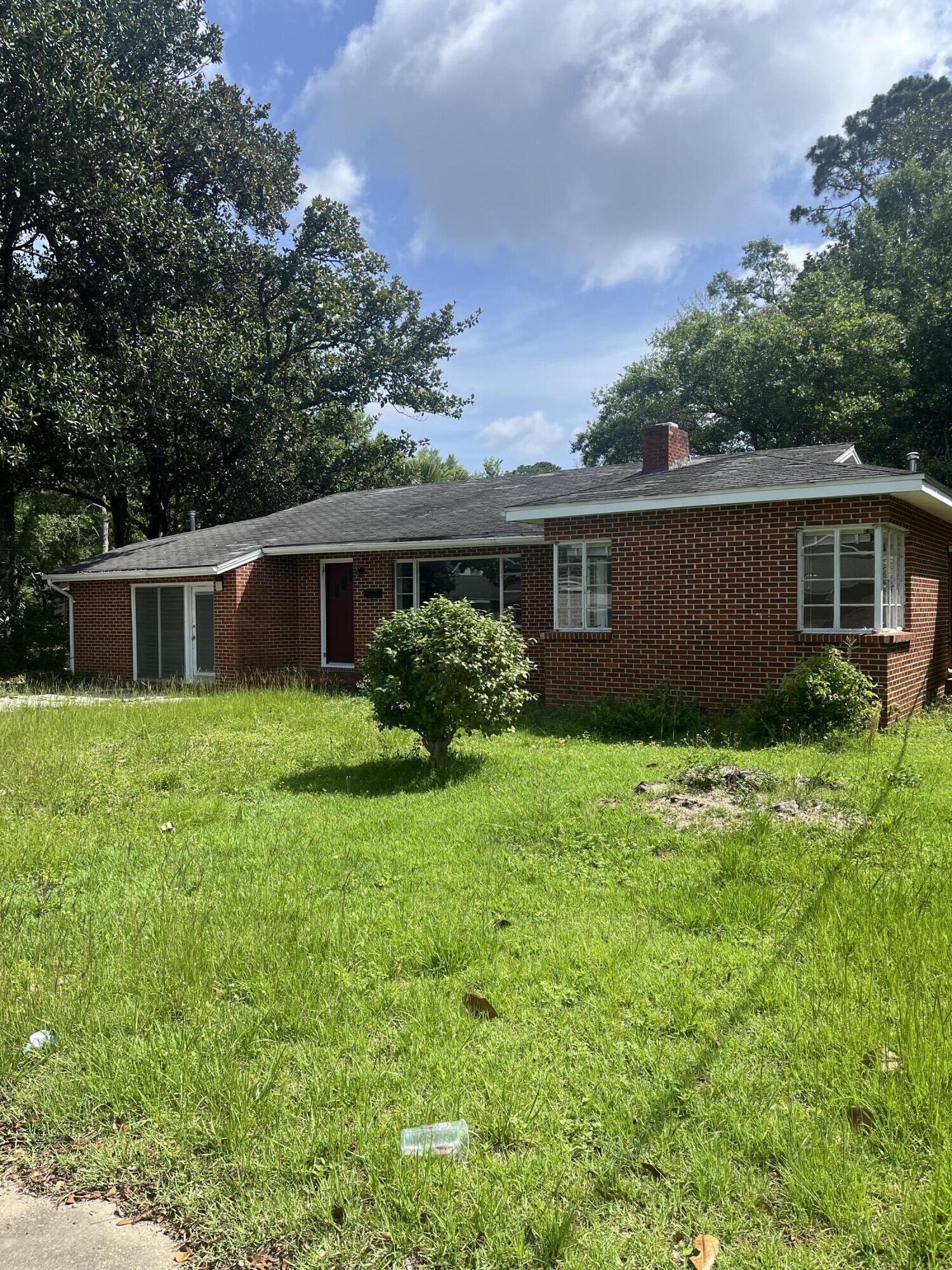 lINVESTOR SPECIAL:
Good size home  with a large back yard.  Selllers replaced part of the floor in the living space, and utility room. drains werer cleaned out,gas FP good,seller does not know about the wiring. Large bedrooms & wood floors throughout are 2 great features. Seller to believe there is COPPER WIRING THROUGHOUT. Roof, hvac, and HWH age unknown. Hwh & f/p is gas.
GREAT LOCATION!!
Mature trees give shade and tranquility to the back yard.  This home is worth taking a look.