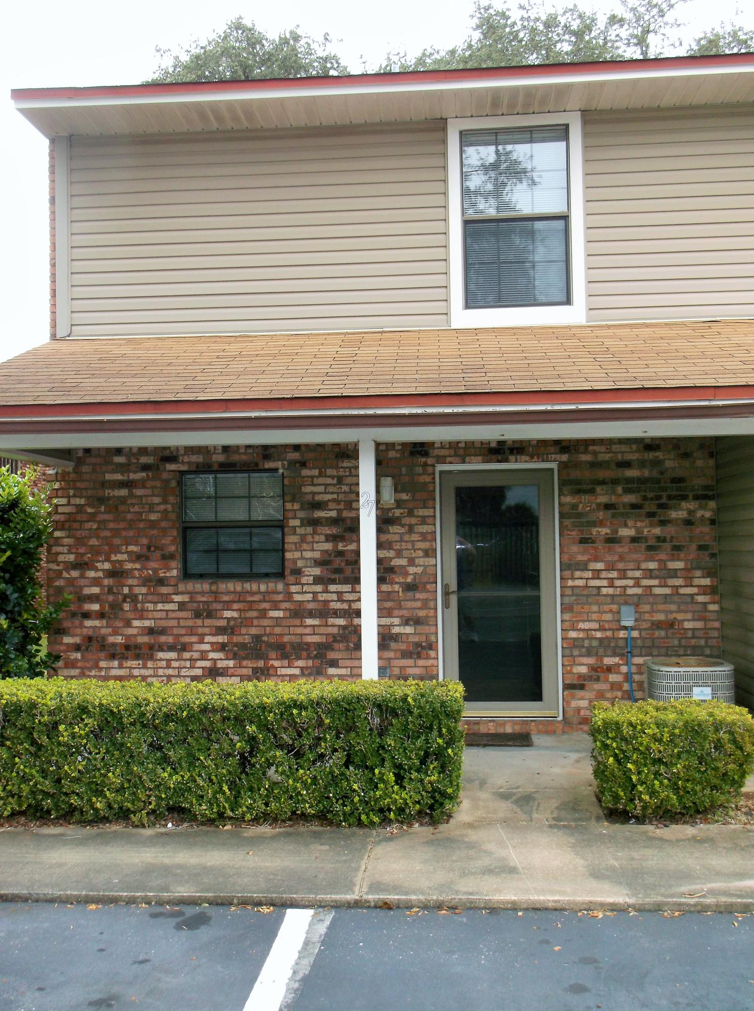 END UNIT TOWNHOME IN NICE COMPLEX W/POOL AND CLOSE TO SHOPPING & BOTH BASES. INTERIOR PAINTED 2018. EACH BEDROOM HAS ITS OWN FULL BATHROOM. WOOD LAMINATE FLOORING IN DINING RM & LIVING RM. STORAGE CLOSET OFF DINING RM AND BOTH SCREENED PATIOS. 2 ASSIGNED PARKING SPACES. THE $100/MONTH HOA FEE TAKES CARE OF GROUNDS, POOL DRIVEWAY.