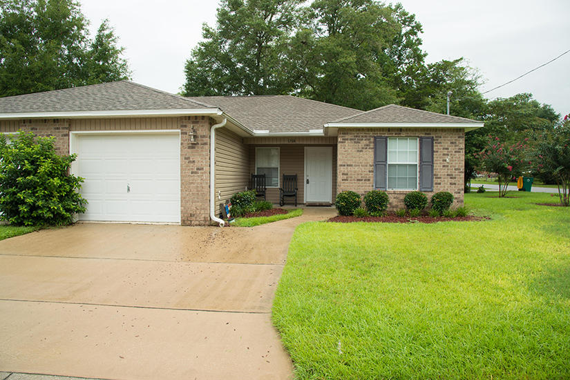 Cute all brick end unit townhome in Fort Walton Beach. Close to both bases and has a one car garage! 10 Foot ceilings in living room and treyed ceilings in the dining room and master bedroom. Granite counters in the kitchen with black appliances. No pets allowed and no smoking inside home or garage.
