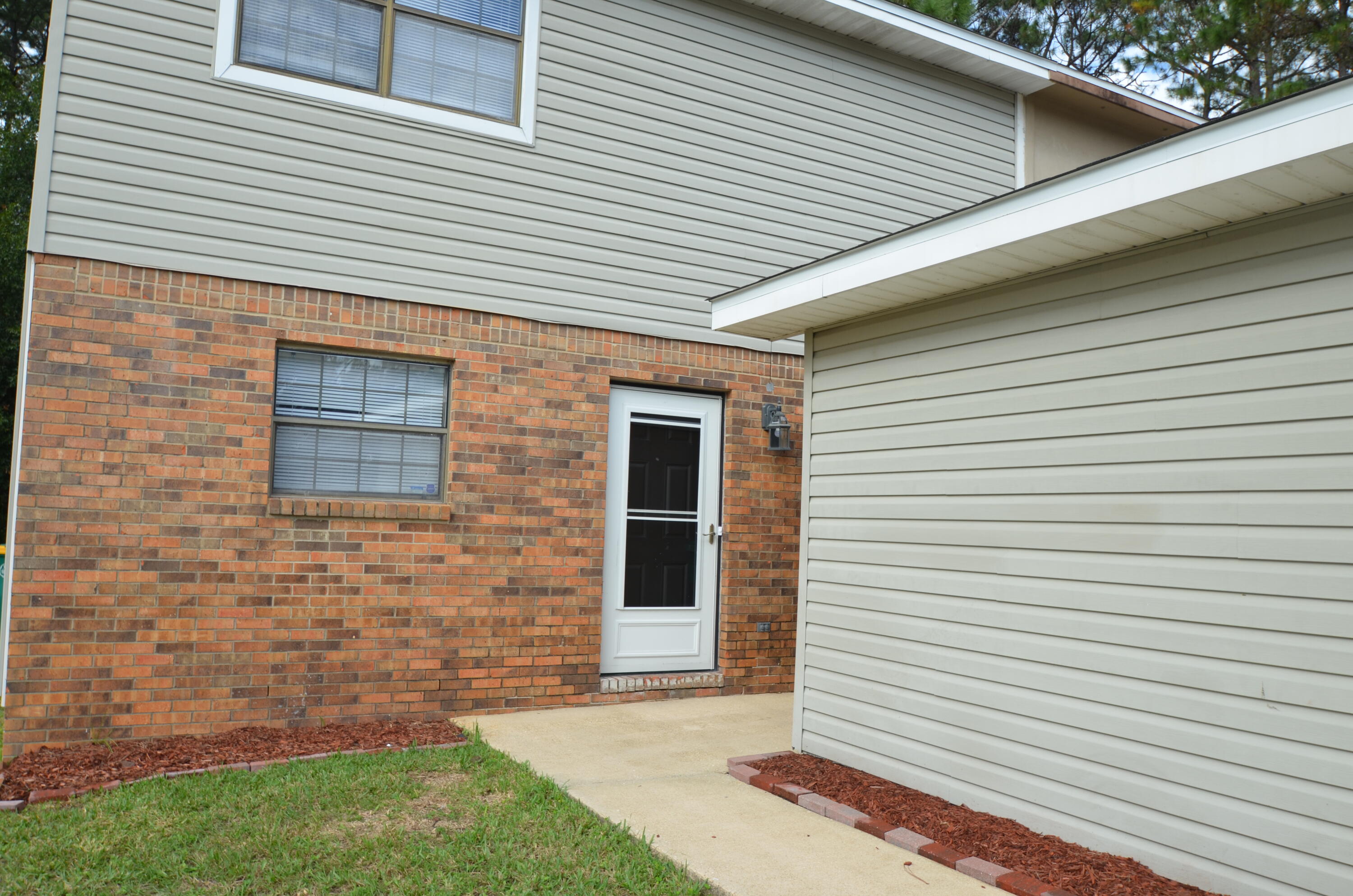 PINE SHADOWS T/H Unit 9 - Residential Lease
