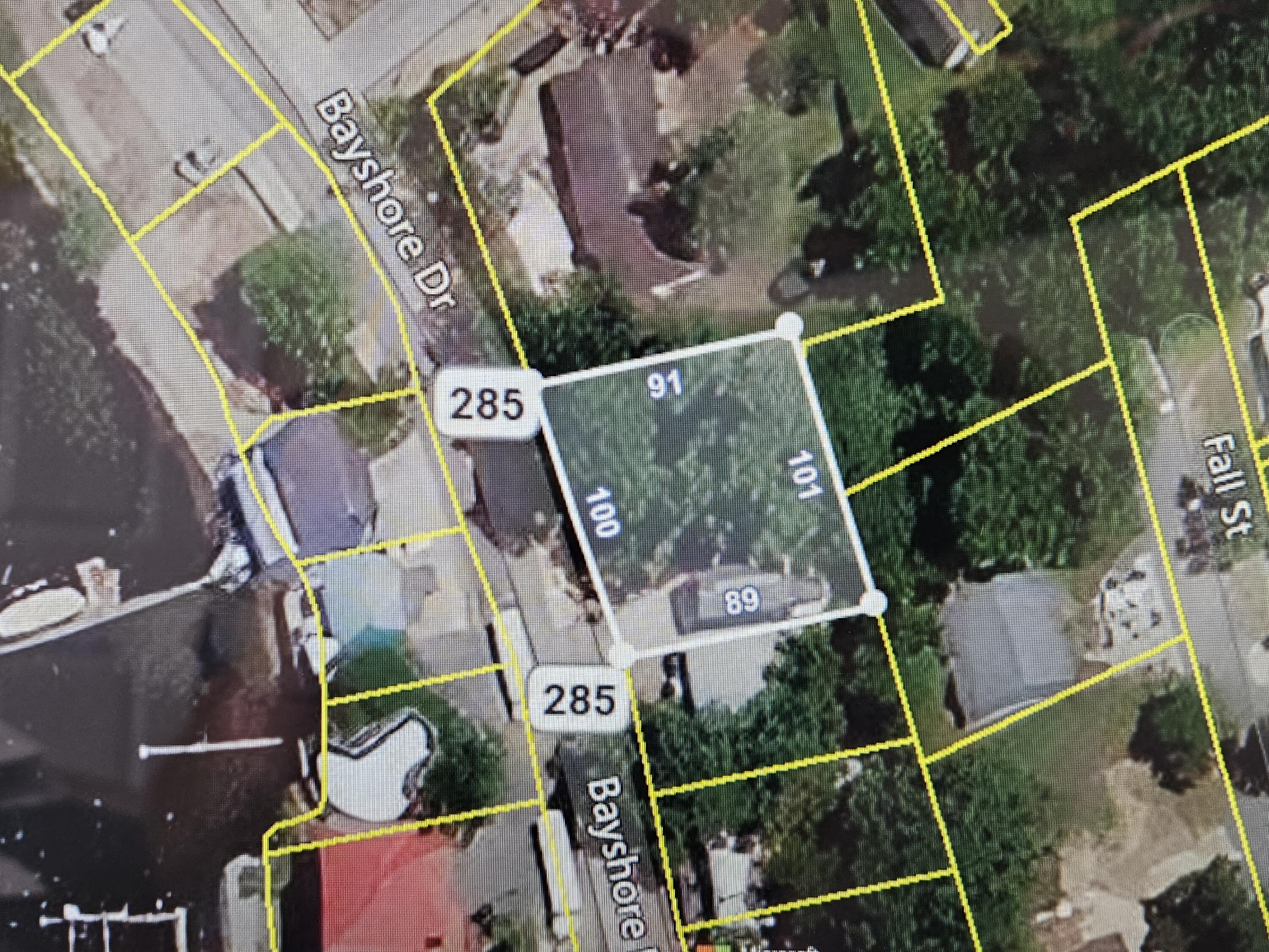 lot for sale, walking distance to 850 wharf and lions park.