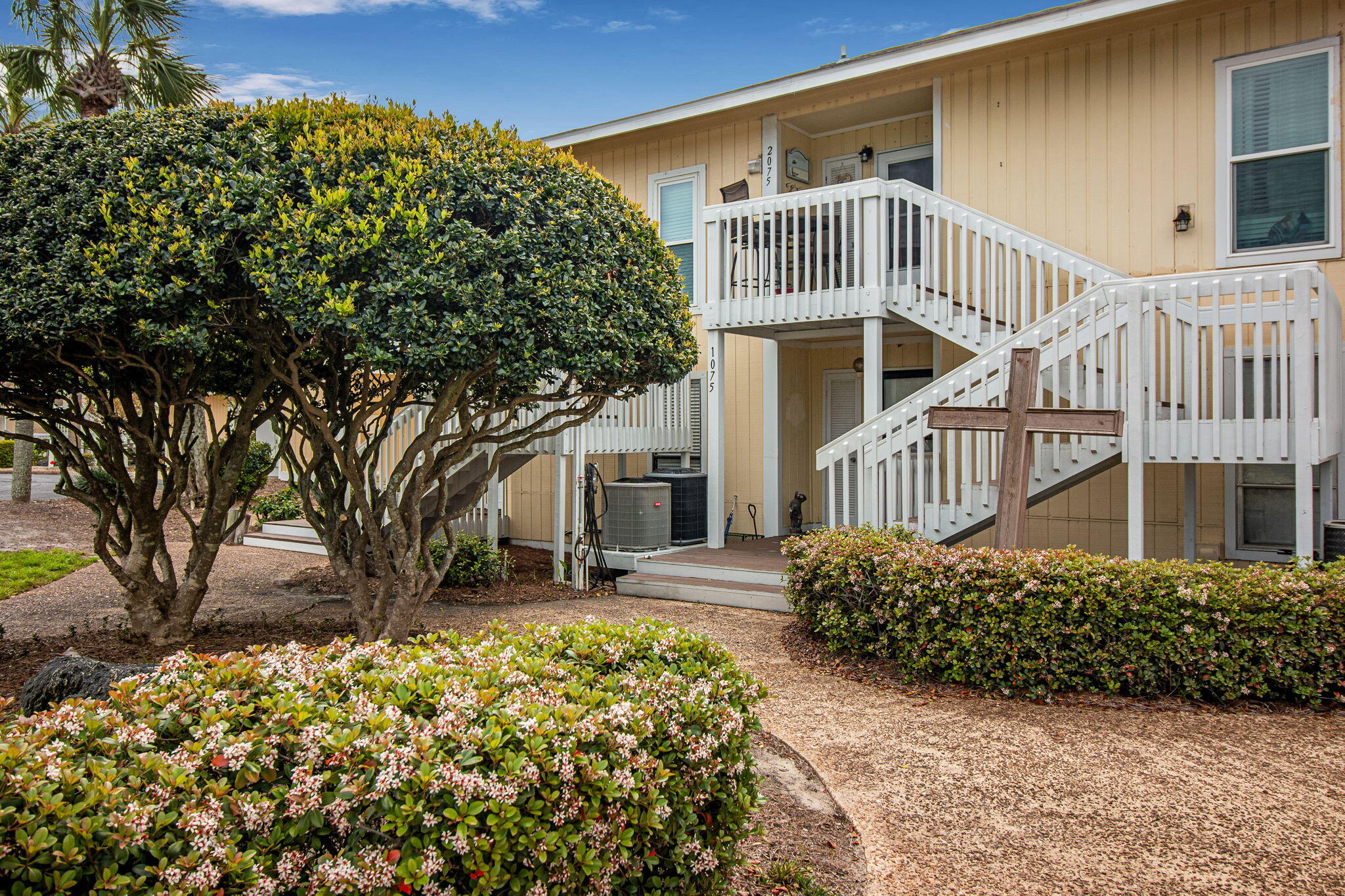 **Seller Offering $5K Flex Cash Closing Costs.**Here is your slice of paradise in Destin, FL! This charming 1 bedroom, 1 bath Sandpiper Cove condo offers the perfect blend of convenience and luxury living. Situated in the heart of downtown Destin, this Turn Key property boasts proximity to shopping, entertainment, and an array of dining options, both fine and casual-making it an excellent investment option for long or short term guests or family retreat.
Stepping inside you'll find a cozy, welcoming interior, complete with all the comforts of home. The highlight of this condo is its oversized Trex deck, expanding the living space and is perfect for alfresco dining, reading, or soaking in the warm Florida sun.