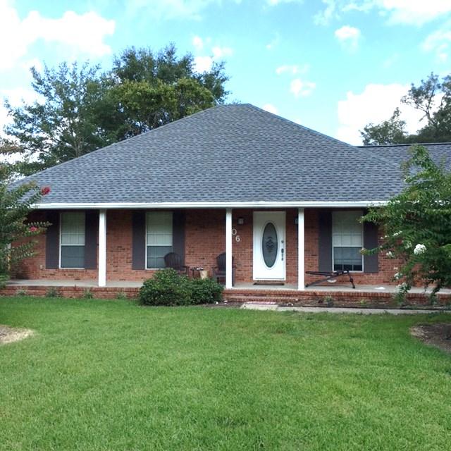 Great Bluewater Bay location, this spacious 3- bedroom 2- bath home with fenced back yard and 2- car garage.Home has wood flooring through living room and formal dining room. Tiled Florida room off kitchen would make great playroom or office.Large indoor laundry with lots of storage.Upgraded stainless appliances, granite counter tops,updated master bath, huge walk in closet. Large fenced back yard, sprinkler system and pump.Great home in the heart of Bluewater Bay, available 9-16-16, owner will consider pets with a $255 non refundable pet fee.